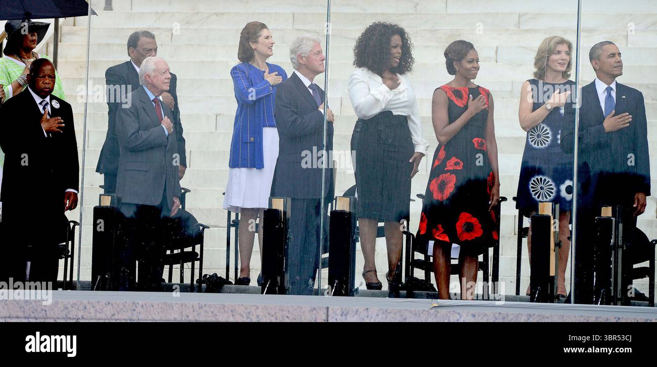 August 2013, Washington, District of Columbia, USA: Von links nach rechts: der US-Repräsentant John Lewis (Demokrat von Georgia), Botschafter Andrew Young, der ehemalige US-Präsident Jimmy Carter, Lynda Bird Johnson Robb, der ehemalige US-Präsident Bill Clinton, Oprah Winfrey, First Lady Michelle Obama, Botschafterin Caroline Kennedy und Präsident der Vereinigten Staaten Barack Obama hören die Nationalhymne bei der Let Freedom Ring Zeremonie auf den Schritten des Lincoln Memorial, um den 50. Jahrestag des Marsches auf Washington for Jobs zu gedenken (© Freedom RUMS) Stockfoto