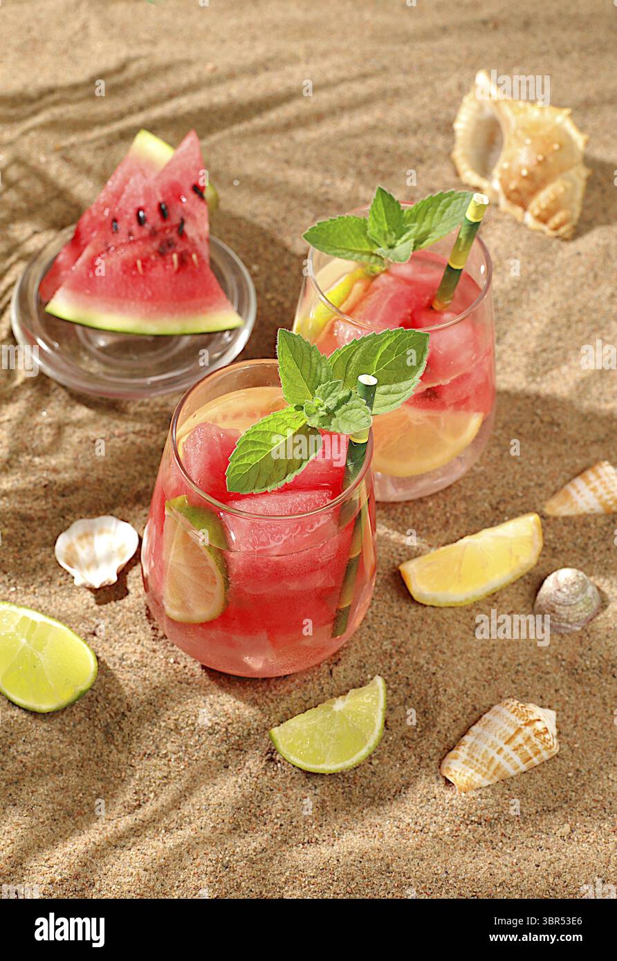 Eiskalte hausgemachte Limonade oder Cocktail mit Minze, Wassermelone und Früchten am Sandstrand, erfrischendes Sommergetränk Rezept, Entgiftungsdiät und Gewichtsverlust Stockfoto