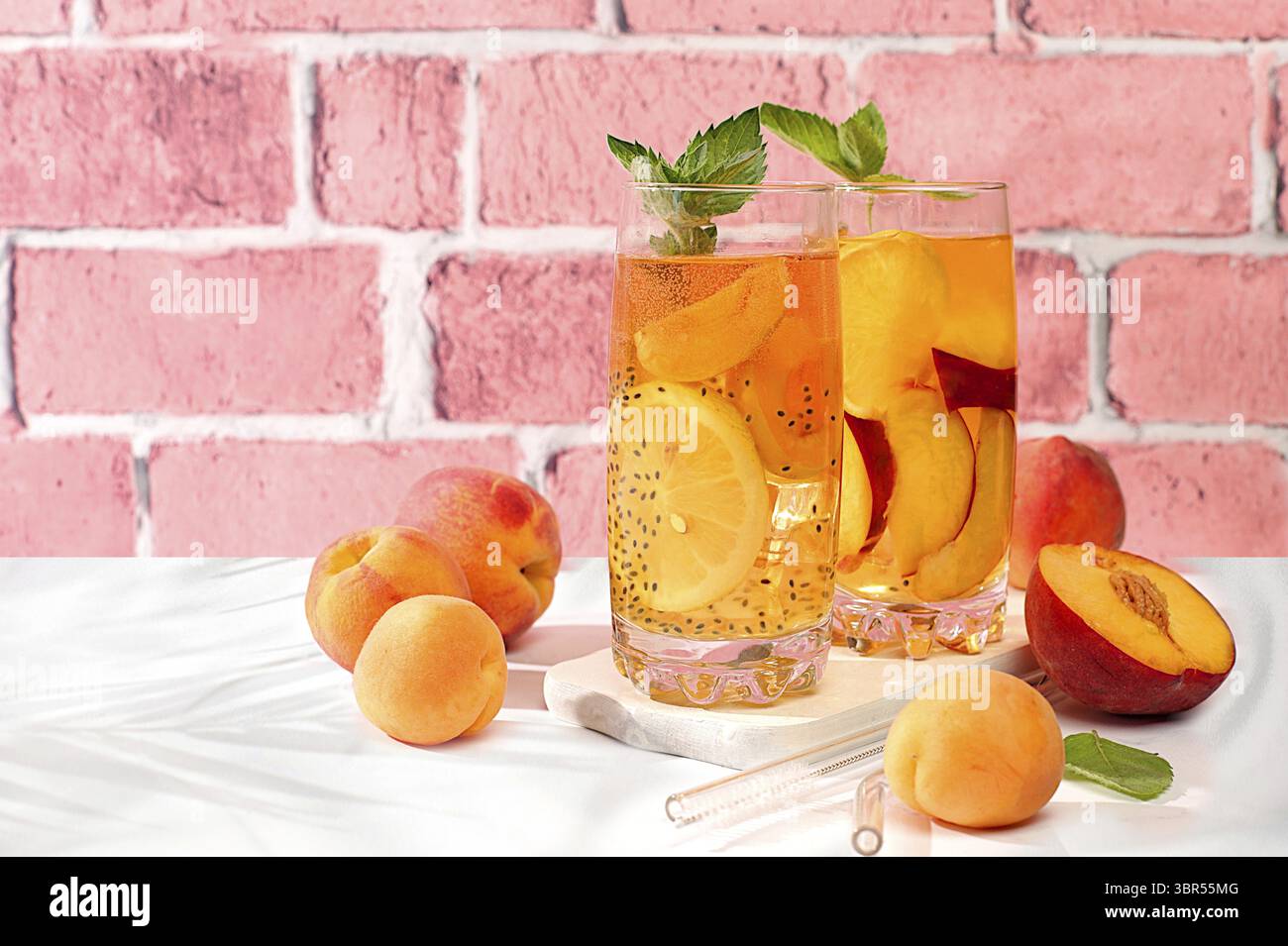 Diät-veganer Cocktail mit Chiasamen, Limette, Zitrone, Minze und Aprikosen. Detox Diät und Gewichtsverlust Konzept, Sommerparty und gesunde Lebensstil Werbung Stockfoto