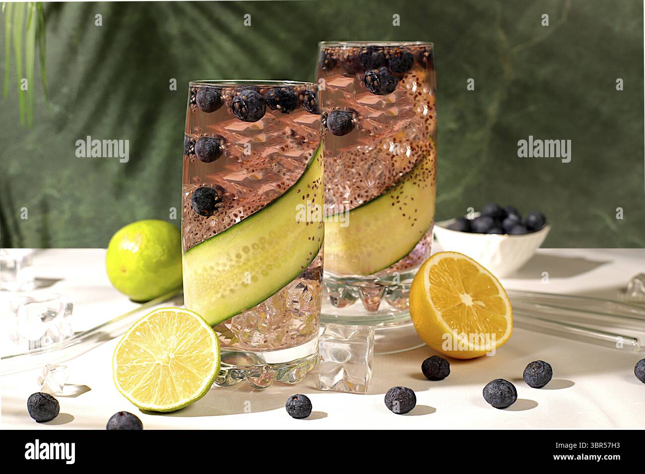 Kalte hausgemachte Limonade oder Cocktail mit Chiasamen, Heidelbeeren, Zitrone, Gurke und Limette auf einem sonnigen Tisch, Detox Diät und Sommerparty-Konzept. Ref Stockfoto