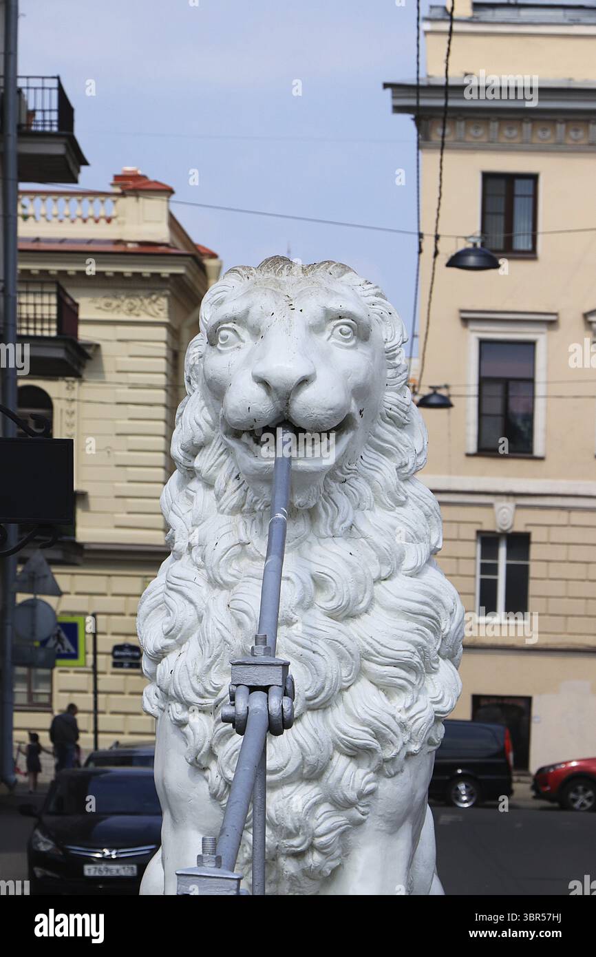Russland, St. Petersburg, 1. Juli 2019. Loewen auf der Loewenbruecke. Auf dem Foto Loewen auf der Loewenbruecke am Griboedov-Kanal, die architektonisc Stockfoto