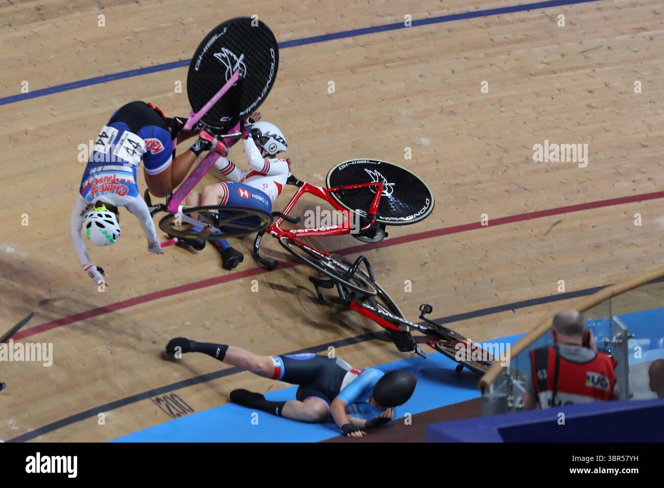 SIG ALERT: 28. Februar 2020, Berlin Deutschland: LAURA KENNY, 27, aus Großbritannien stürzt am 3. Tag der UCI-Radbahn-Weltmeisterschaft im Veledrom in Berlin aus dem Frauenomnium. (Kreditbild: © Mitchell Gunn/ESPA/CSM via ZUMA Wire) Stockfoto SIG ALERT: 28. Februar 2020, Berlin Deutschland: LAURA KENNY, 27, aus Großbritannien stürzt am 3. Tag der UCI-Radbahn-Weltmeisterschaft im Veledrom in Berlin aus dem Frauenomnium. (Kreditbild: © Mitchell Gunn/ESPA/CSM via ZUMA Wire) Stockfoto