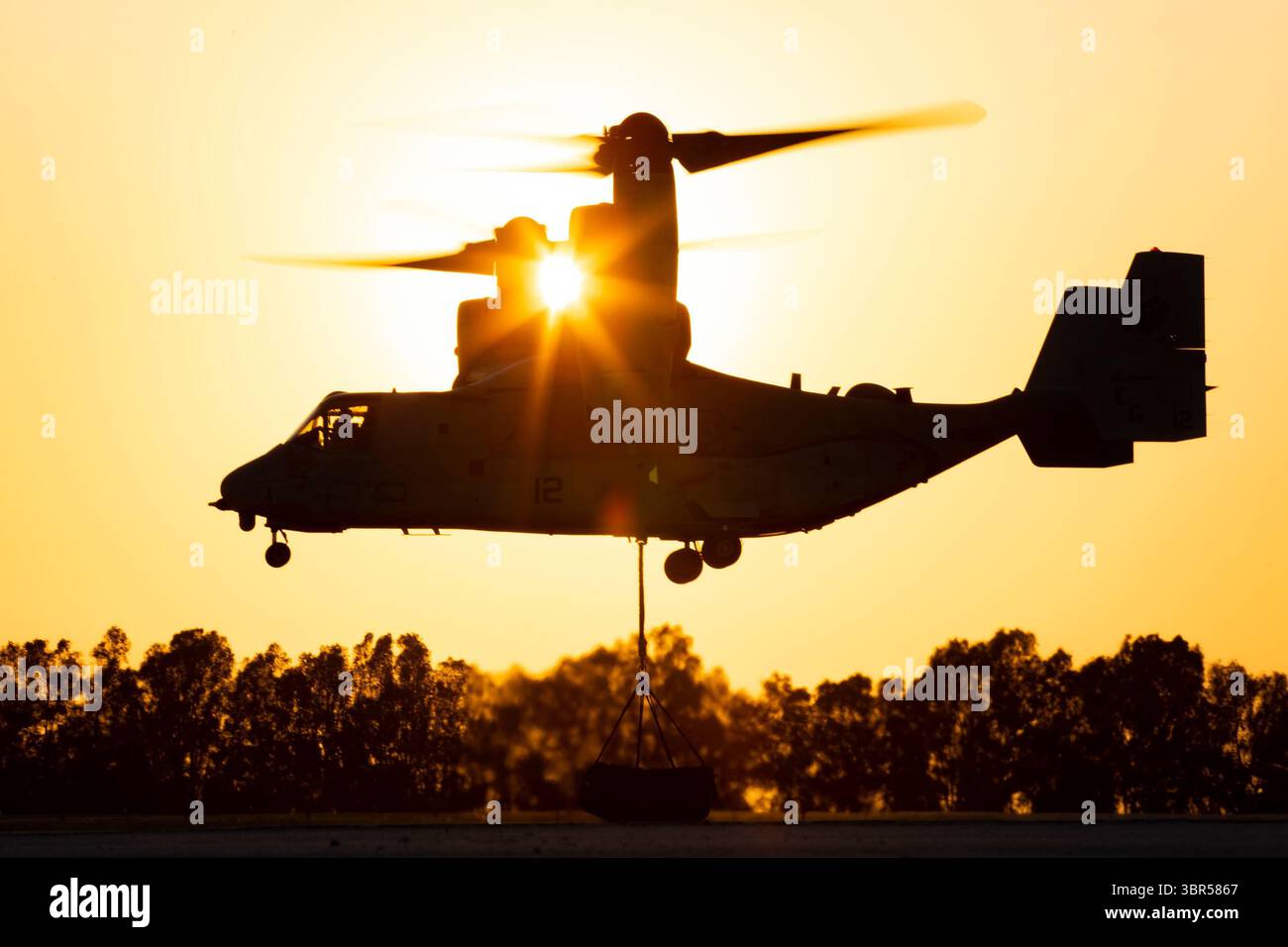 13. Juli 2020 – Spanien – ein MV-22B Osprey mit Special Purpose Marine Air-Ground Task Force-Crisis Response-Africa 20.2, Marine Forces Europe and Africa, hebt während einer Übung zum externen Aufheben an Bord des Luftstützpunktes MorÏŒn am 9. Juli 2020 ein Reifennetz. SPMAGTF-CR-AF 20,2 wird eingesetzt, um Krisenreaktionsoperationen und Theater-Sicherheitsoperationen in Afrika durchzuführen und die regionale Stabilität durch militärisch-militärische Ausbildungsübungen in ganz Europa und Afrika zu fördern. SPMAGTF-CR-AF 20,2 arbeitet weiterhin eng mit den zuständigen medizinischen Behörden und militärischen Organisationen zusammen, um das Risiko von COVI zu minimieren Stockfoto