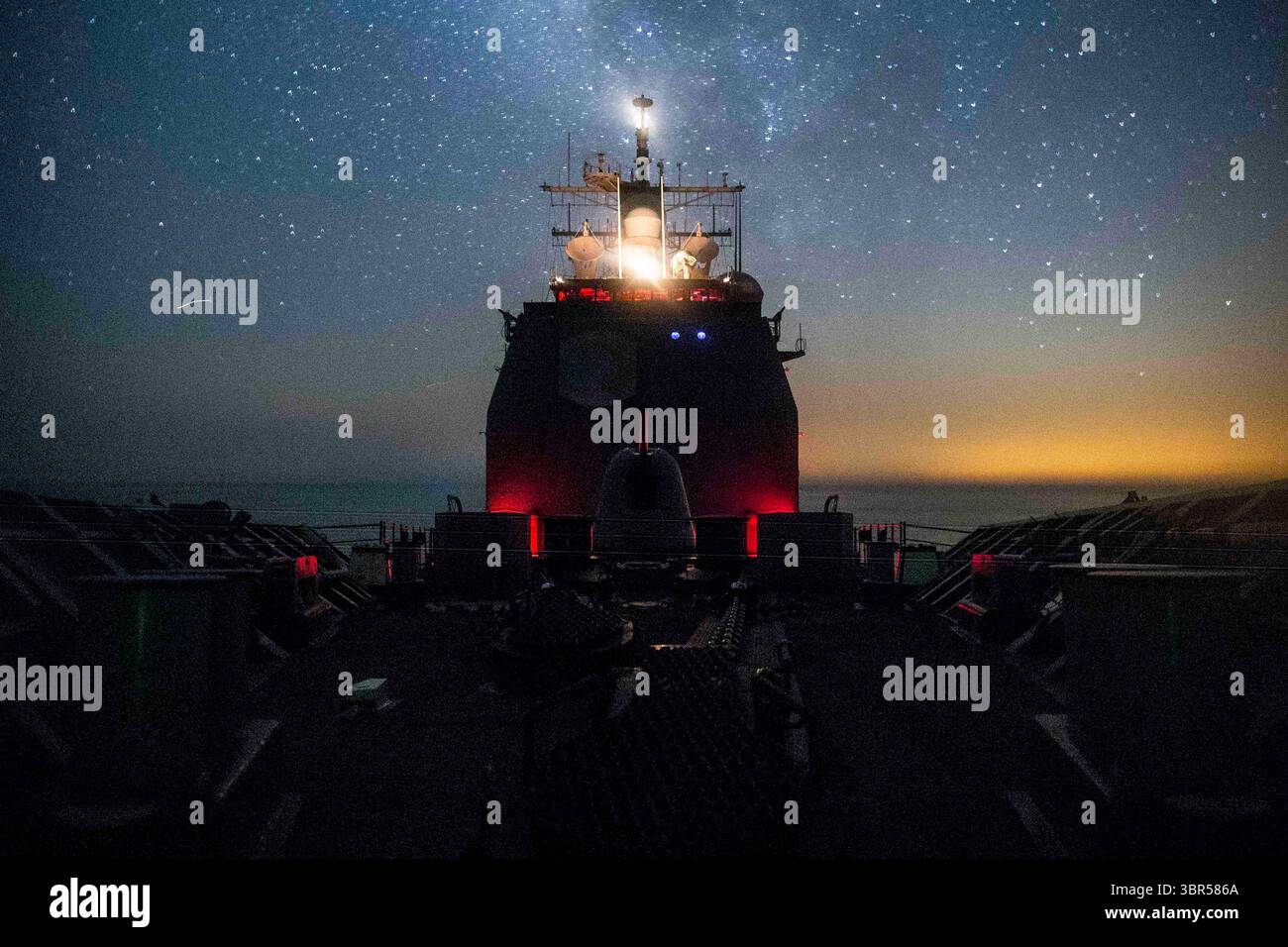 13. Juli 2020 - Arabischer Golf - der Lenkraketenkreuzer USS Vella Gulf (CG 72) durchquert den Arabischen Golf, 13. Juli 2020. Vella Gulf wird in das Einsatzgebiet der 5. US-Flotte eingesetzt, um Marineoperationen zu unterstützen, um die maritime Stabilität und Sicherheit in der Zentralregion zu gewährleisten, indem das Mittelmeer und der Pazifik durch den westlichen Indischen Ozean und die drei kritischen Drosselpunkte für den freien Fluss des globalen Handels miteinander verbunden werden. (Kreditbild: © Andrew Waters/U.S. Marineblau/ZUMA Wire/ZUMAPRESS.com) Stockfoto