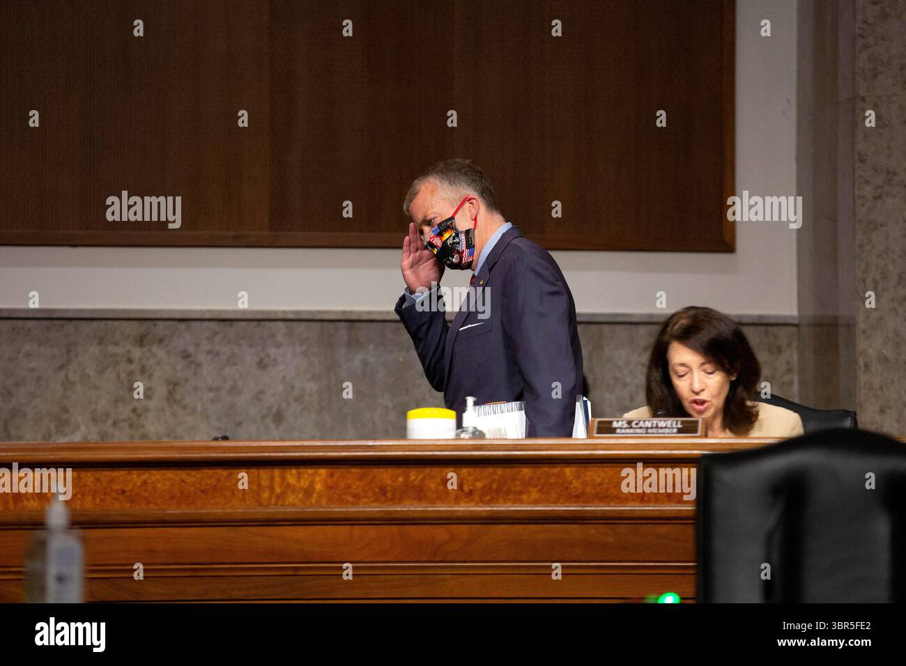 22. Juli 2020, Washington, District of Columbia, USA: US-Senator Dan Sullivan (Republikaner von Alaska) begrüßt US-Senator Roger Wicker (Republikaner von Mississippi), nicht abgebildet, als er am Mittwoch, den 22. Juli 2020 zu einem Treffen des Senats für Handel, Wissenschaft und Transport im US-Kapitol in Washington D.C., USA kommt. Quelle: Stefani Reynolds/CNP (Bild: © Stefani Reynolds/CNP via ZUMA Wire) Stockfoto