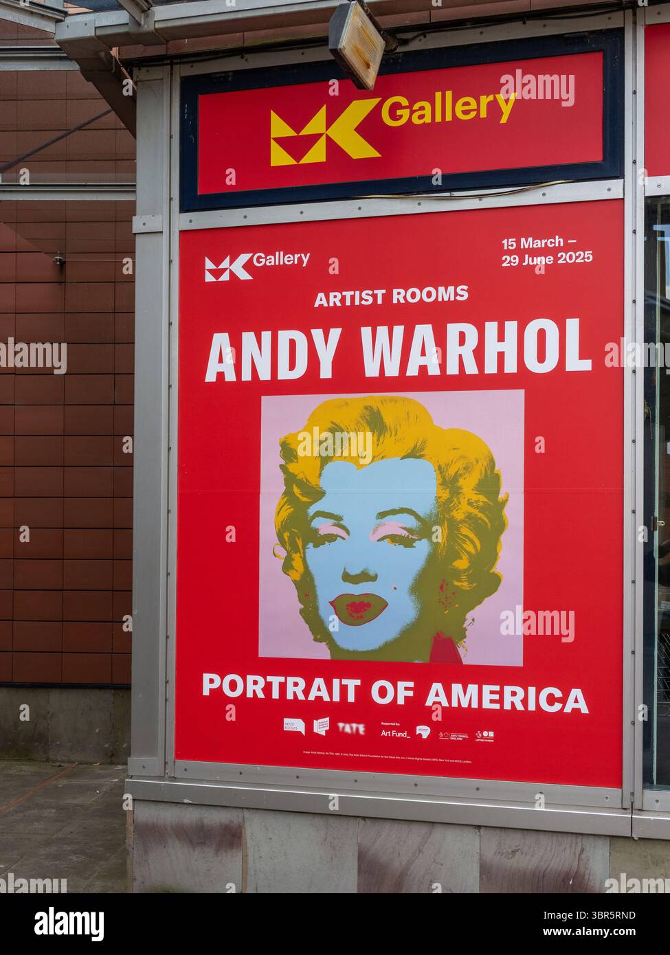 Werbeplakat für die Andy Warhol Portrait of America Exhibition, MK Gallery, Milton Keynes, Großbritannien Stockfoto