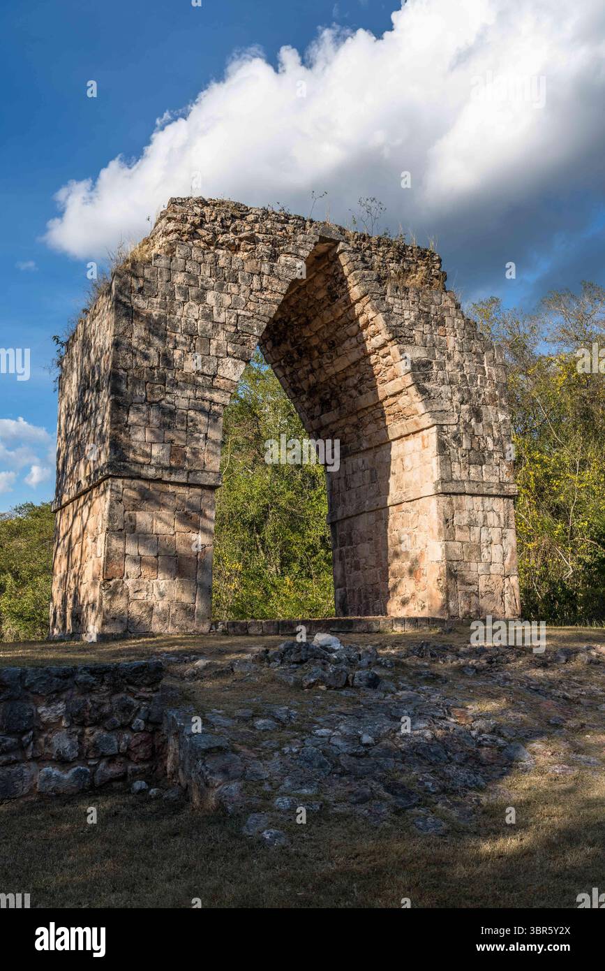 19. Januar 2019, Kabah, Yucatan, Mexiko: Das Tor zu den prähispanischen Maya-Ruinen von Kabah ist Teil der prähispanischen Stadt Uxmal, UNESCO-Weltkulturerbe-Zentrum in Yucatan, Mexiko. Das Tor wurde im frühen Puuc-Stil erbaut. (Kreditbild: © Jon G. Fuller/VW Pics via ZUMA Wire) Stockfoto