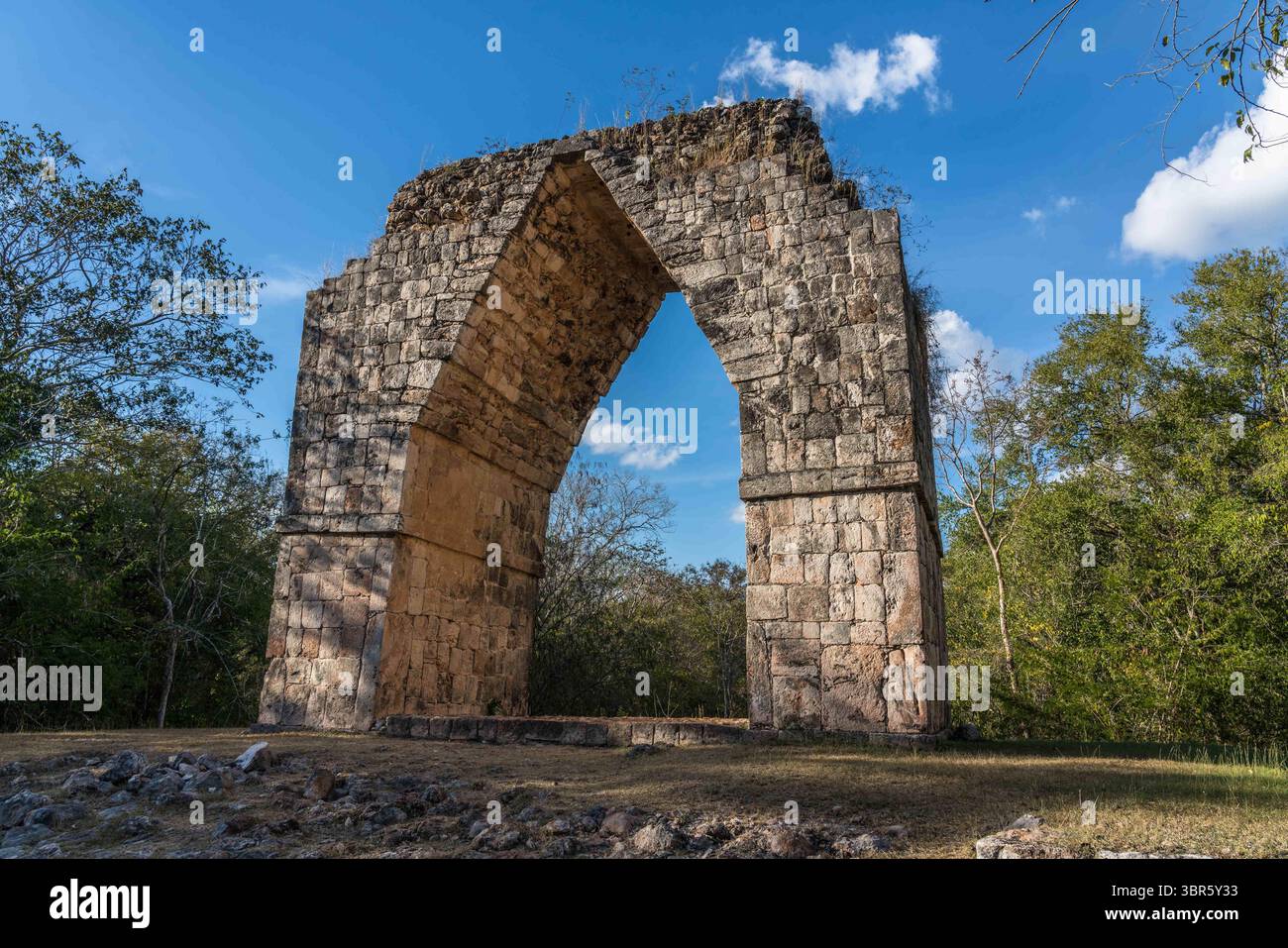 19. Januar 2019, Kabah, Yucatan, Mexiko: Das Tor zu den prähispanischen Maya-Ruinen von Kabah ist Teil der prähispanischen Stadt Uxmal, UNESCO-Weltkulturerbe-Zentrum in Yucatan, Mexiko. Das Tor wurde im frühen Puuc-Stil erbaut. (Kreditbild: © Jon G. Fuller/VW Pics via ZUMA Wire) Stockfoto