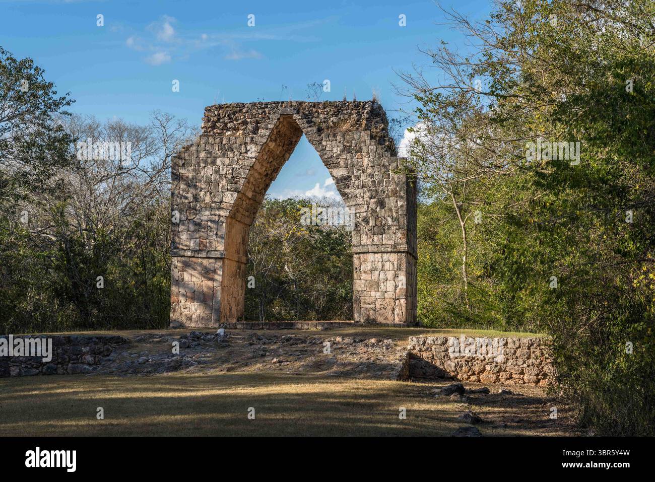 19. Januar 2019, Kabah, Yucatan, Mexiko: Das Tor zu den prähispanischen Maya-Ruinen von Kabah ist Teil der prähispanischen Stadt Uxmal, UNESCO-Weltkulturerbe-Zentrum in Yucatan, Mexiko. Das Tor wurde im frühen Puuc-Stil erbaut. (Kreditbild: © Jon G. Fuller/VW Pics via ZUMA Wire) Stockfoto