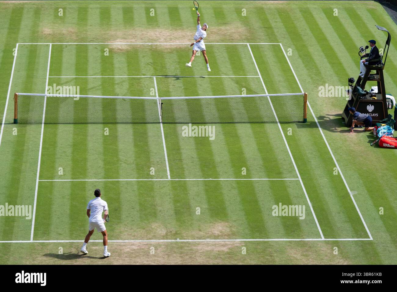 LONDON, ENGLAND - 7. JULI: Novak Djokovic aus Serbien, Alex de Minaur aus Australien während des Wimbledon 2025 im All England Lawn Tennis & Croquet Club am 7. Juli 2025 in London. (Foto: Marleen Fouchier/Orange Pictures) Stockfoto
