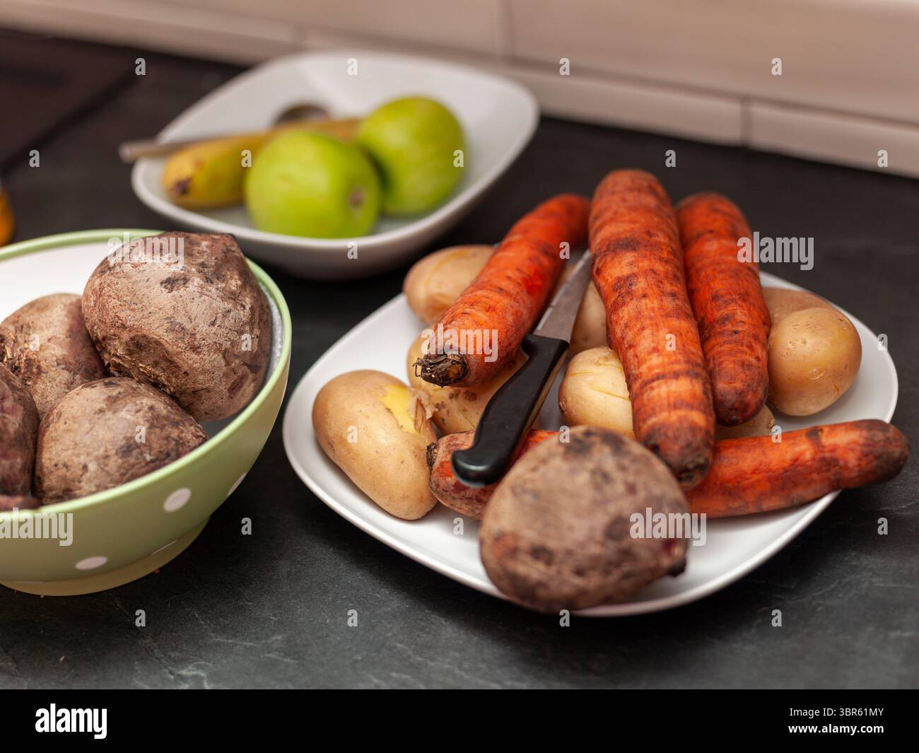 Ganze Rote Bete und Karotten auf dem Küchentisch, Indoor Stillleben Stockfoto
