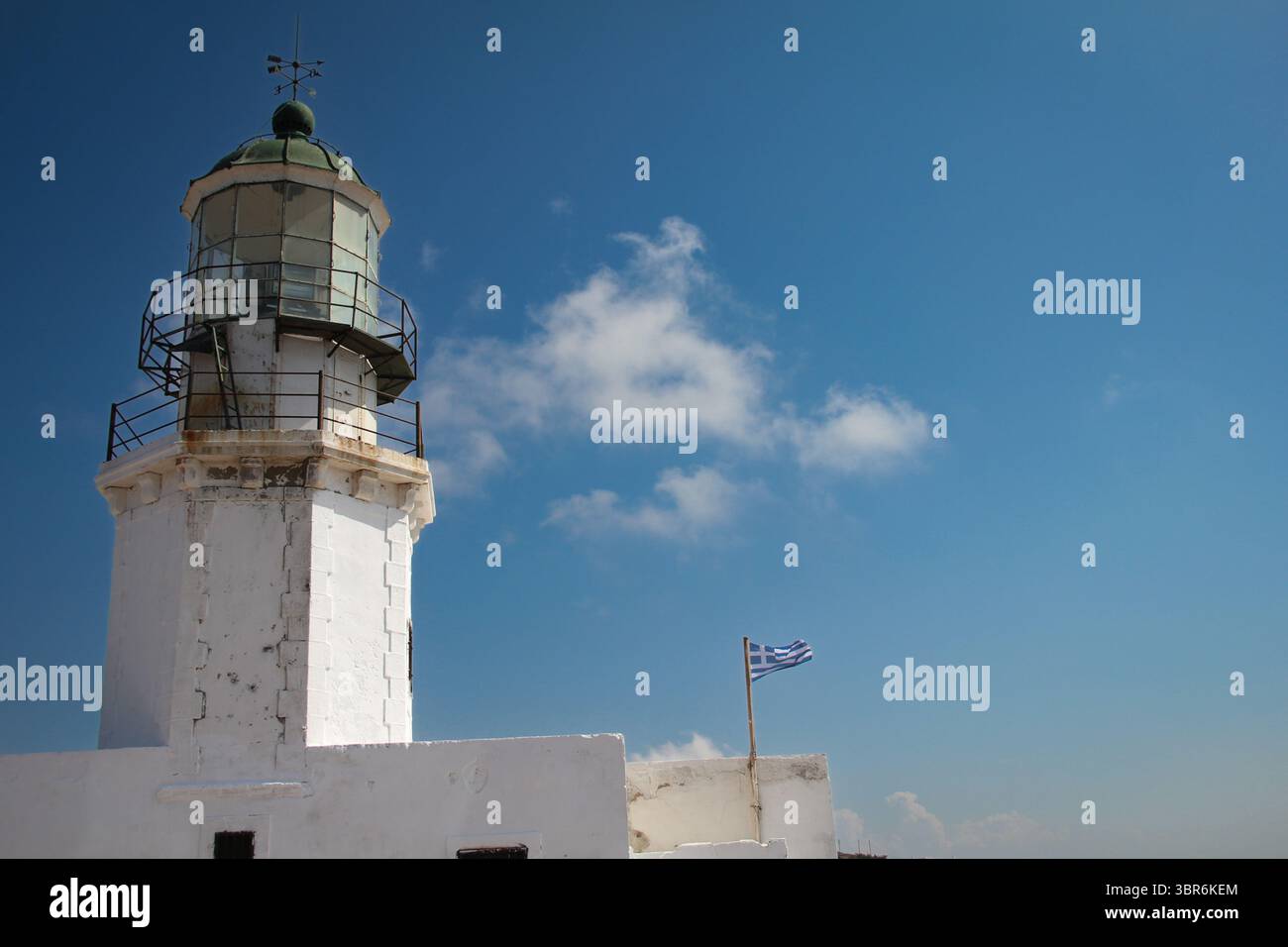 Weißer Leuchtturm unter dem klaren blauen Himmel Stockfoto