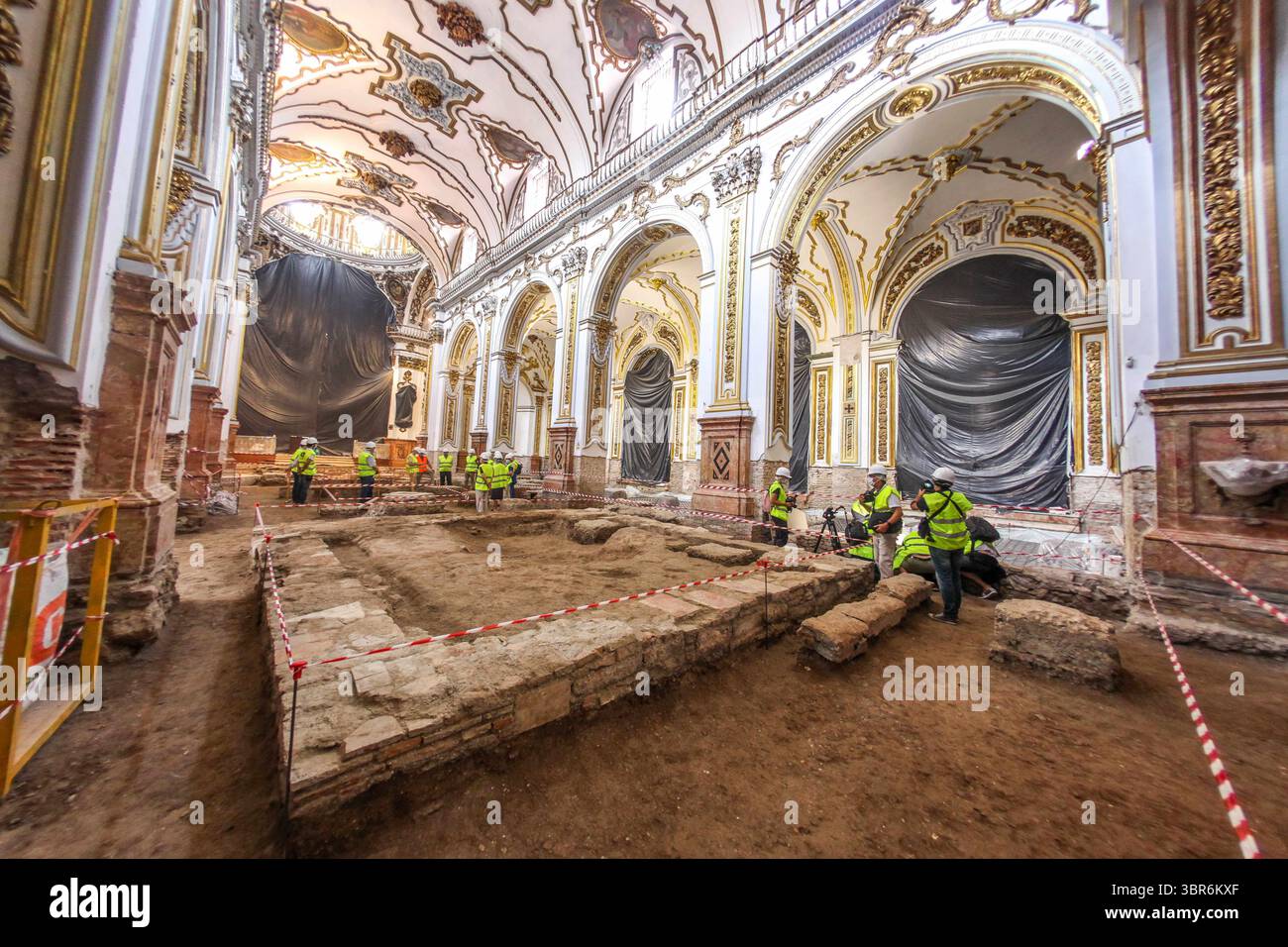 30. Juli 2020: 30. Juli 2020 (Malaga ) die Kirche der Heiligen Märtyrer von Malaga, die 1491 von den katholischen Monarchen gegründet und 1505 als Pfarrei errichtet wurde, steht vor der ersten Phase ihrer Rehabilitation. Die Arbeiten, die im Frühjahr nächsten Jahres abgeschlossen werden sollen, zielen darauf ab, bestimmte Bauelemente im Inneren des Tempels zu verfeinern und zu verbessern, nachdem verschiedene Pathologien und Anomalien beobachtet wurden, die gelöst werden sollen. Die vorhandenen Räume im Untergrund der Kirche (Gewölbe von Begräbnissen), verurteilt und ohne Belüftung, sind die Ursache für Nässe neben dem hohen Wasserspiegel, die transla sind Stockfoto
