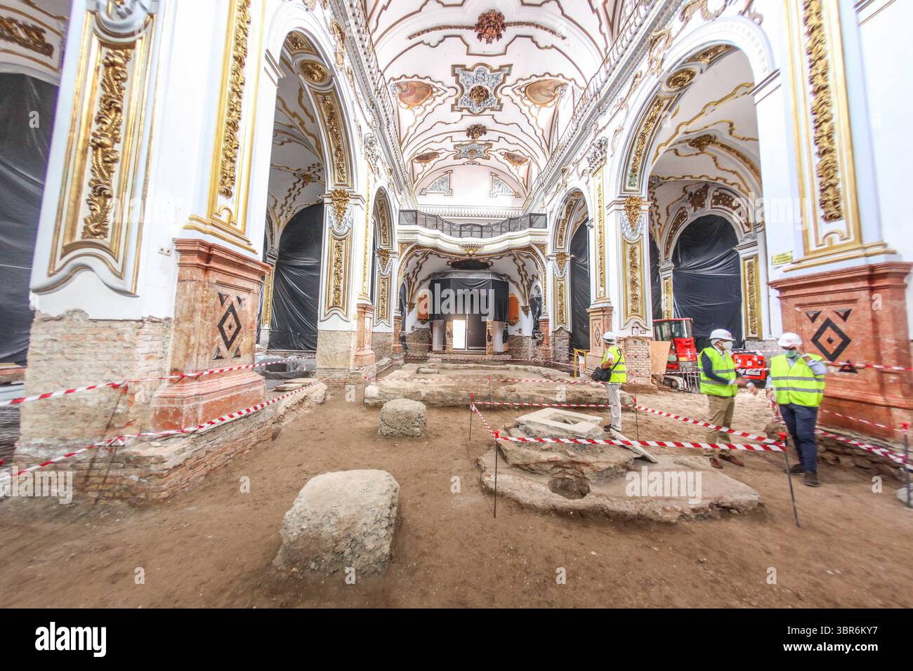 30. Juli 2020: 30. Juli 2020 (Malaga ) die Kirche der Heiligen Märtyrer von Malaga, die 1491 von den katholischen Monarchen gegründet und 1505 als Pfarrei errichtet wurde, steht vor der ersten Phase ihrer Rehabilitation. Die Arbeiten, die im Frühjahr nächsten Jahres abgeschlossen werden sollen, zielen darauf ab, bestimmte Bauelemente im Inneren des Tempels zu verfeinern und zu verbessern, nachdem verschiedene Pathologien und Anomalien beobachtet wurden, die gelöst werden sollen. Die vorhandenen Räume im Untergrund der Kirche (Gewölbe von Begräbnissen), verurteilt und ohne Belüftung, sind die Ursache für Nässe neben dem hohen Wasserspiegel, die transla sind Stockfoto