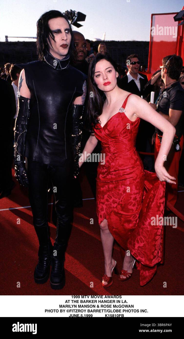 Juni 1999 - K15810FB 06/05/99,1999 MTV FILMPREISE.AT THE BARKER HANGER IN LA.., CA..MARILYN MANSON & ROSE MCGOWAN. FITZROY BARRETT/ 1999 (Foto: © Fitzroy Berrett/ZUMA Wire) Stockfoto