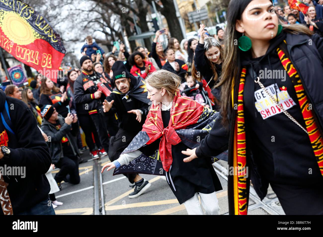 Menschen, die Flaggen halten, nehmen am jährlichen viktorianischen NAIDOC-marsch Teil. Der NAIDOC March (National Aborigines and Islanders Day Observance Committee) von 2025 versammelte Gemeinschaften und Verbündete der ersten Nationen, um die Kultur der Aborigines und der Torres Strait Islander zu feiern, sich für Gerechtigkeit einzusetzen und den anhaltenden Kampf für indigene Rechte und Souveränität zu ehren. Die jährliche Veranstaltung umfasste Vorträge, Aufführungen und einen märz, in dem das diesjährige Thema Resilienz und Selbstbestimmung hervorgehoben wurde. Die NAIDOC-Woche hat ihre Wurzeln im Tag der Trauer 1938, einer der ersten großen Bürgerrechtsversammlungen Stockfoto
