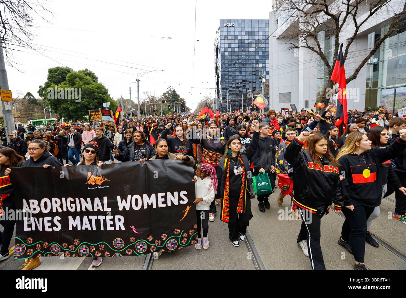 Menschen, die Flaggen halten, nehmen am jährlichen viktorianischen NAIDOC-marsch Teil. Der NAIDOC March (National Aborigines and Islanders Day Observance Committee) von 2025 versammelte Gemeinschaften und Verbündete der ersten Nationen, um die Kultur der Aborigines und der Torres Strait Islander zu feiern, sich für Gerechtigkeit einzusetzen und den anhaltenden Kampf für indigene Rechte und Souveränität zu ehren. Die jährliche Veranstaltung umfasste Vorträge, Aufführungen und einen märz, in dem das diesjährige Thema Resilienz und Selbstbestimmung hervorgehoben wurde. Die NAIDOC-Woche hat ihre Wurzeln im Tag der Trauer 1938, einer der ersten großen Bürgerrechtsversammlungen Stockfoto