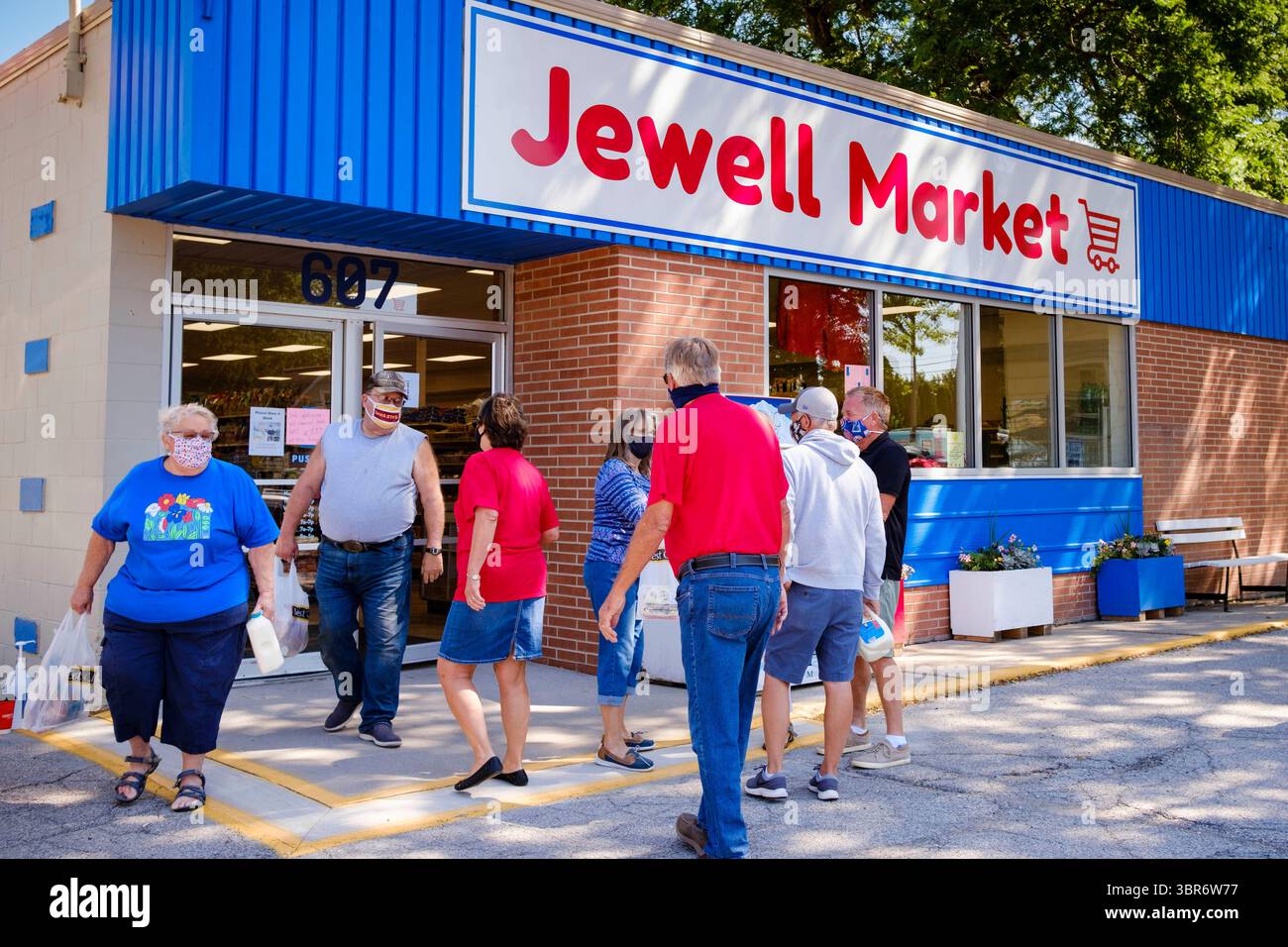 3. August 2020, Jewell, Iowa, USA: Die Leute kommen nach der offiziellen Wiedereröffnung des Marktes aus und gehen auf den Jewell Market. Der einzige Supermarkt in Jewell, einer kleinen Gemeinde im Zentrum von Iowa, wurde 2019 geschlossen. Es diente vier Gemeinden im Umkreis von 20 Meilen um Jewell. Einige Bewohner der Stadt gründeten eine Genossenschaft, um den Laden wieder zu eröffnen. Sie verkauften Aktien an die Co-op und hielten Spendenaktionen im Frühjahr ab. Die Organisatoren sammelten etwa 225.000 US-Dollar und kauften den Laden, der am 8. Juli seine „weiche Öffnung“ hatte. Der Laden feierte seine offizielle Wiedereröffnung am 3. August. Vor der Wiedereröffnung, Jude Stockfoto