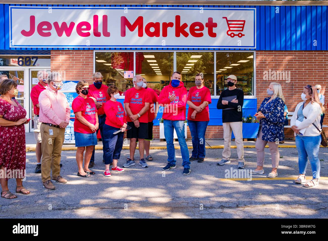 August 2020, Jewell, Iowa, USA: GARREN ZANKER, manager des Jewell Market, Center, spricht über die Bemühungen der Gemeinde, den Supermarkt während der großen Eröffnung am Montag wieder zu eröffnen. Der einzige Supermarkt in Jewell, einer kleinen Gemeinde im Zentrum von Iowa, wurde 2019 geschlossen. Es diente vier Gemeinden im Umkreis von 20 Meilen um Jewell. Einige Bewohner der Stadt gründeten eine Genossenschaft, um den Laden wieder zu eröffnen. Sie verkauften Aktien an die Co-op und hielten Spendenaktionen im Frühjahr ab. Die Organisatoren sammelten etwa 225.000 US-Dollar und kauften den Laden, der am 8. Juli seine „weiche Öffnung“ hatte. Der Laden feierte seine Amtshandlung Stockfoto