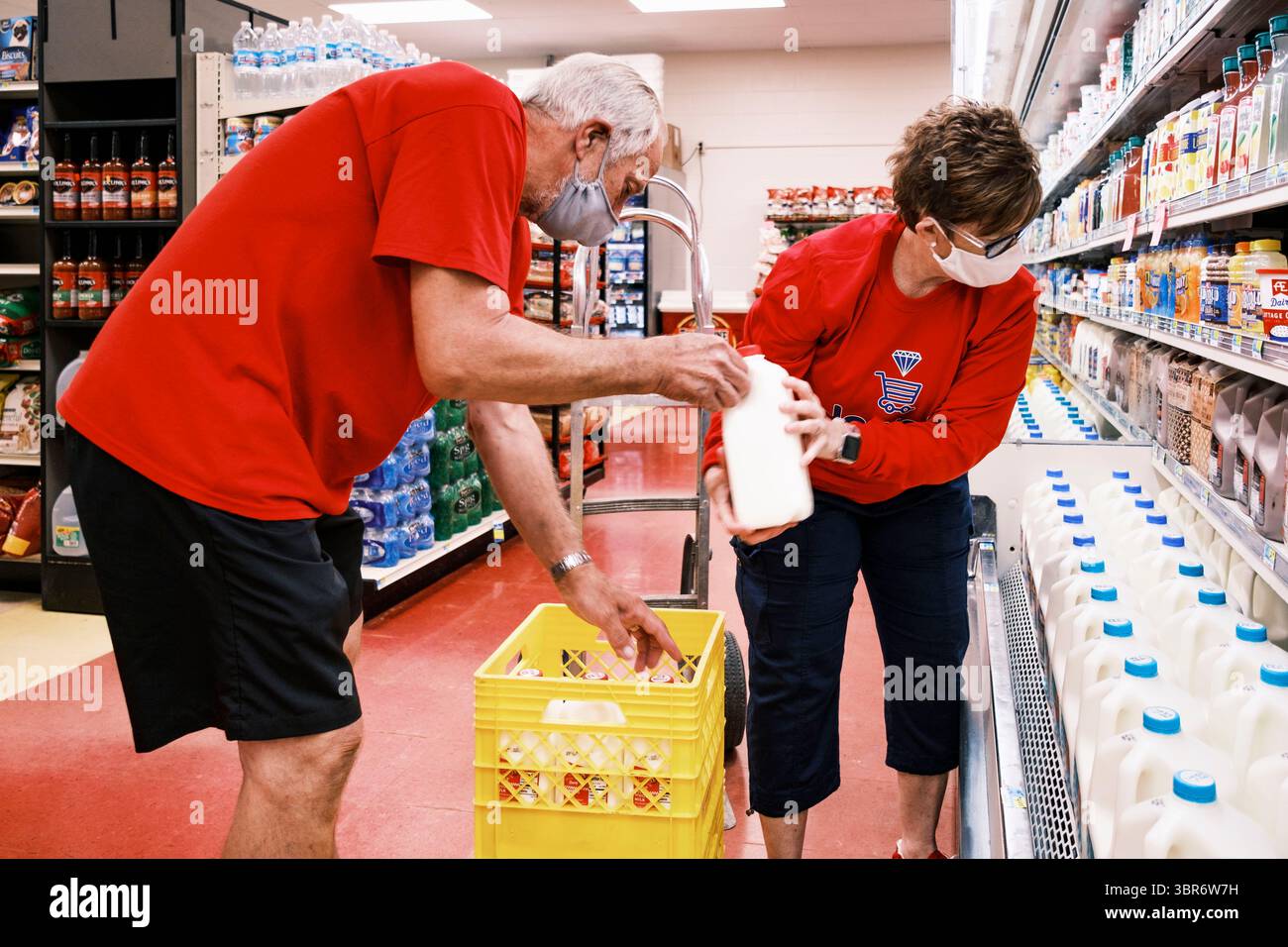 3. August 2020, Jewell, Iowa, USA: Mitarbeiter führen die Molkereiabteilung des Jewell Market. Der einzige Supermarkt in Jewell, einer kleinen Gemeinde im Zentrum von Iowa, wurde 2019 geschlossen. Es diente vier Gemeinden im Umkreis von 20 Meilen um Jewell. Einige Bewohner der Stadt gründeten eine Genossenschaft, um den Laden wieder zu eröffnen. Sie verkauften Aktien an die Co-op und hielten Spendenaktionen im Frühjahr ab. Die Organisatoren sammelten etwa 225.000 US-Dollar und kauften den Laden, der am 8. Juli seine „weiche Öffnung“ hatte. Der Laden feierte seine offizielle Wiedereröffnung am 3. August. Vor der Wiedereröffnung war Jewell eine „Essenswüste“ für sev Stockfoto