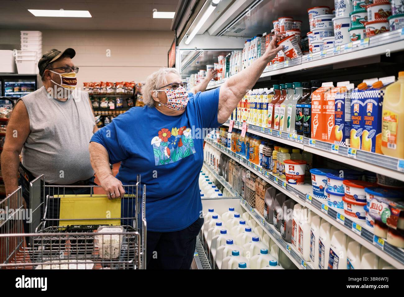 3. August 2020: SUSAN LUND und ihr Ehemann EUDENE LUND kaufen am Montag auf dem Jewell Market ein. Susan sagte, der neue Markt bedeutete ihnen alles. Bevor es wieder geöffnet wurde, mussten sie nach Ames fahren, IA, etwa 20 Meilen entfernt, um Lebensmittel zu kaufen. Mit dem Laden in der Stadt ist es einfacher, etwas zu kaufen, wenn sie es brauchen. Der einzige Supermarkt in Jewell, einer kleinen Gemeinde im Zentrum von Iowa, wurde 2019 geschlossen. Es diente vier Gemeinden im Umkreis von 20 Meilen um Jewell. Einige Bewohner der Stadt gründeten eine Genossenschaft, um den Laden wieder zu eröffnen. Sie verkauften Aktien an die Co-op und hielten Spendenaktionen über Stockfoto