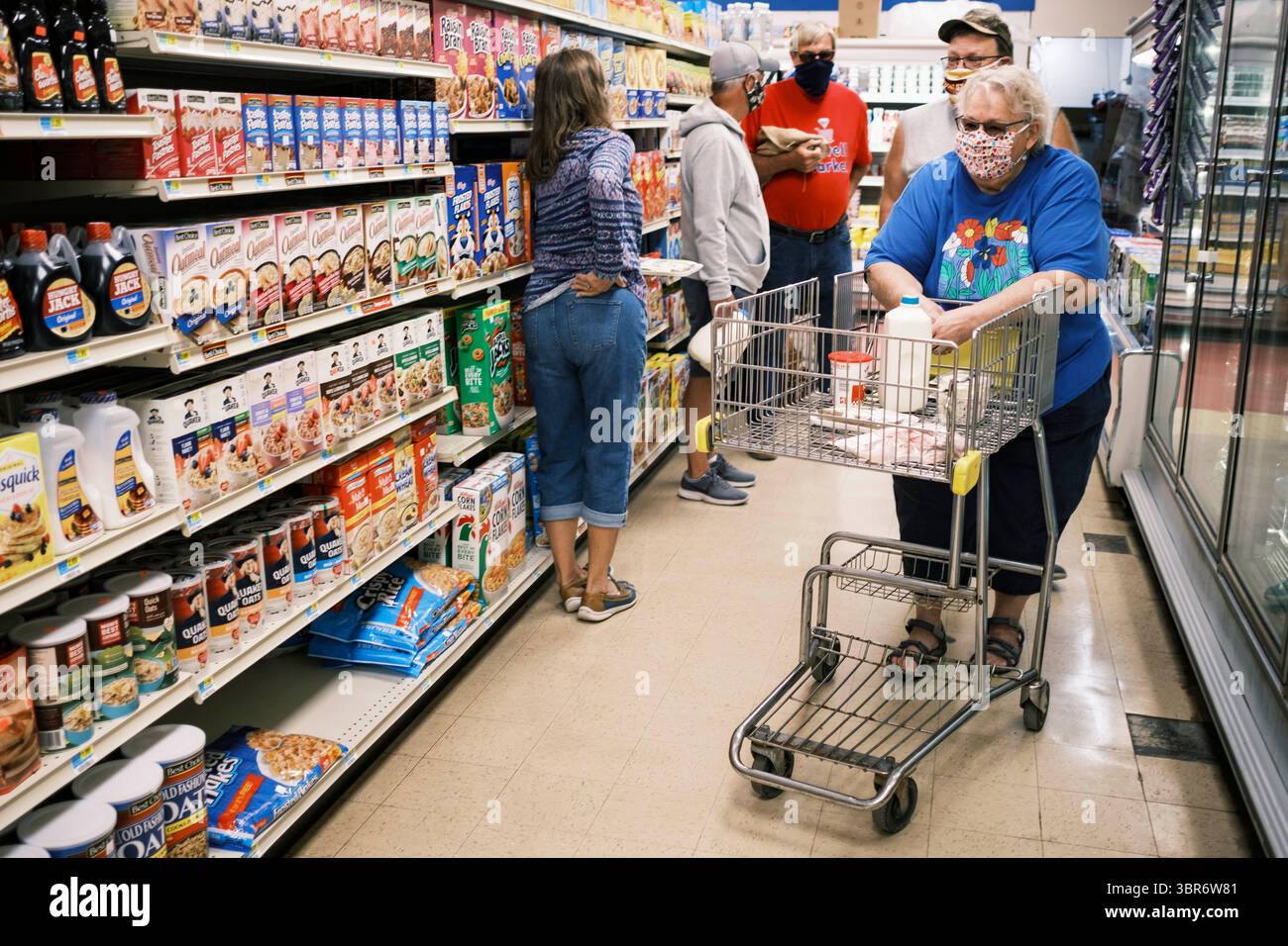 3. August 2020: SUSAN LUND und ihr Ehemann EUDENE LUND kaufen am Montag auf dem Jewell Market ein. Susan sagte, der neue Markt bedeutete ihnen alles. Bevor es wieder geöffnet wurde, mussten sie nach Ames fahren, IA, etwa 20 Meilen entfernt, um Lebensmittel zu kaufen. Mit dem Laden in der Stadt ist es einfacher, etwas zu kaufen, wenn sie es brauchen. Der einzige Supermarkt in Jewell, einer kleinen Gemeinde im Zentrum von Iowa, wurde 2019 geschlossen. Es diente vier Gemeinden im Umkreis von 20 Meilen um Jewell. Einige Bewohner der Stadt gründeten eine Genossenschaft, um den Laden wieder zu eröffnen. Sie verkauften Aktien an die Co-op und hielten Spendenaktionen über Stockfoto