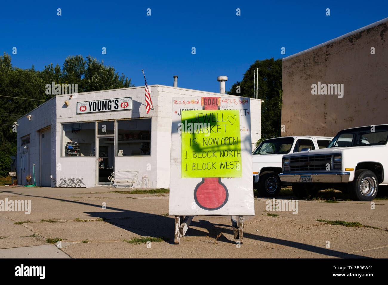 3. August 2020, Jewell, Iowa, USA: Ein Schild, das die Eröffnung des Jewell Markts vor einer Tankstelle in Jewell ankündigt. Der einzige Supermarkt in Jewell, einer kleinen Gemeinde im Zentrum von Iowa, wurde 2019 geschlossen. Es diente vier Gemeinden im Umkreis von 20 Meilen um Jewell. Einige Bewohner der Stadt gründeten eine Genossenschaft, um den Laden wieder zu eröffnen. Sie verkauften Aktien an die Co-op und hielten Spendenaktionen im Frühjahr ab. Die Organisatoren sammelten etwa 225.000 US-Dollar und kauften den Laden, der am 8. Juli seine „weiche Öffnung“ hatte. Der Laden feierte seine offizielle Wiedereröffnung am 3. August. Vor der Wiedereröffnung, Jewel Stockfoto