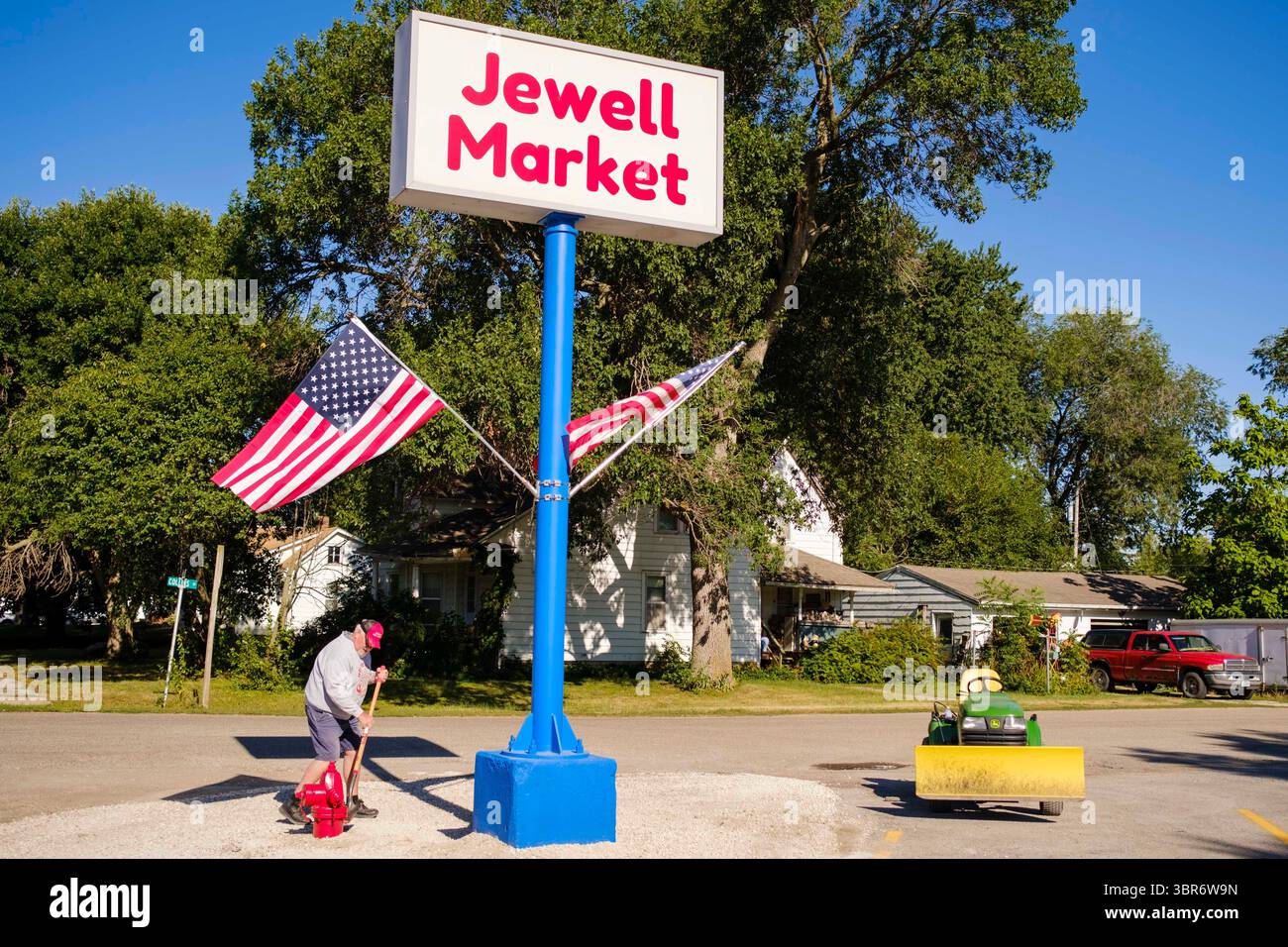 3. August 2020, Jewell, Iowa, USA: RUSTY HOCKMAN reinigt die Vorderseite des Jewell Markts vor der Wiedereröffnung am Montag. Hockmans Familie gehörte früher der Supermarkt. Der einzige Supermarkt in Jewell, einer kleinen Gemeinde im Zentrum von Iowa, wurde 2019 geschlossen. Es diente vier Gemeinden im Umkreis von 20 Meilen um Jewell. Einige Bewohner der Stadt gründeten eine Genossenschaft, um den Laden wieder zu eröffnen. Sie verkauften Aktien an die Co-op und hielten Spendenaktionen im Frühjahr ab. Die Organisatoren sammelten etwa 225.000 US-Dollar und kauften den Laden, der am 8. Juli seine „weiche Öffnung“ hatte. Der Laden feierte seine offizielle Wiedereröffnung Stockfoto