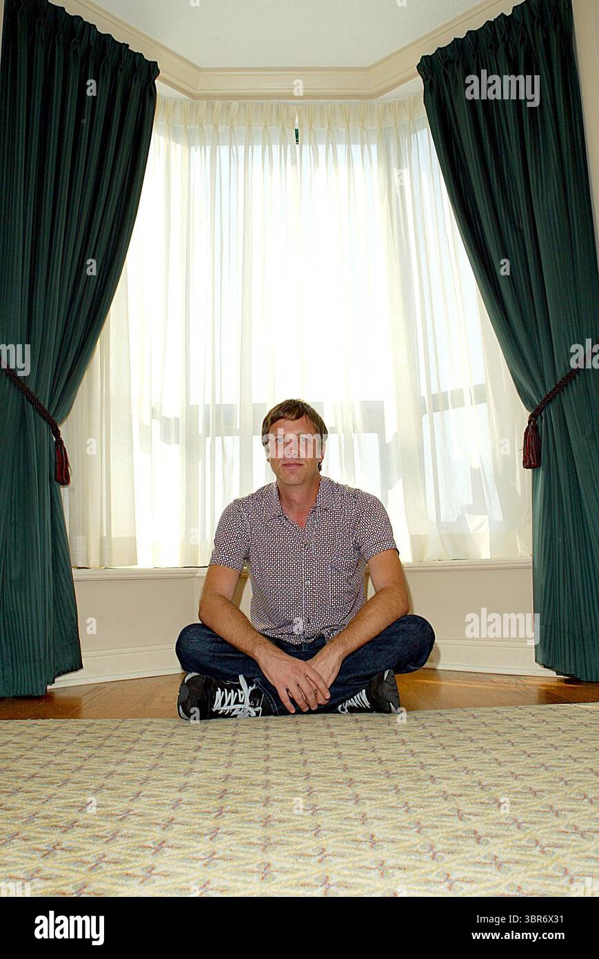 9. SEPTEMBER 2002 - TORONTO, KANADA - FAR FROM HEAVEN SHOOT.AT THE TORONTO INTERNATIONAL FILM FESTIVAL.DIRECTOR TODD HAYNES. FITZROY BARRETT / 9-9-2002 K26026FB (D) (Abbildung: © Fitzroy Berrett/ZUMA Wire) Stockfoto