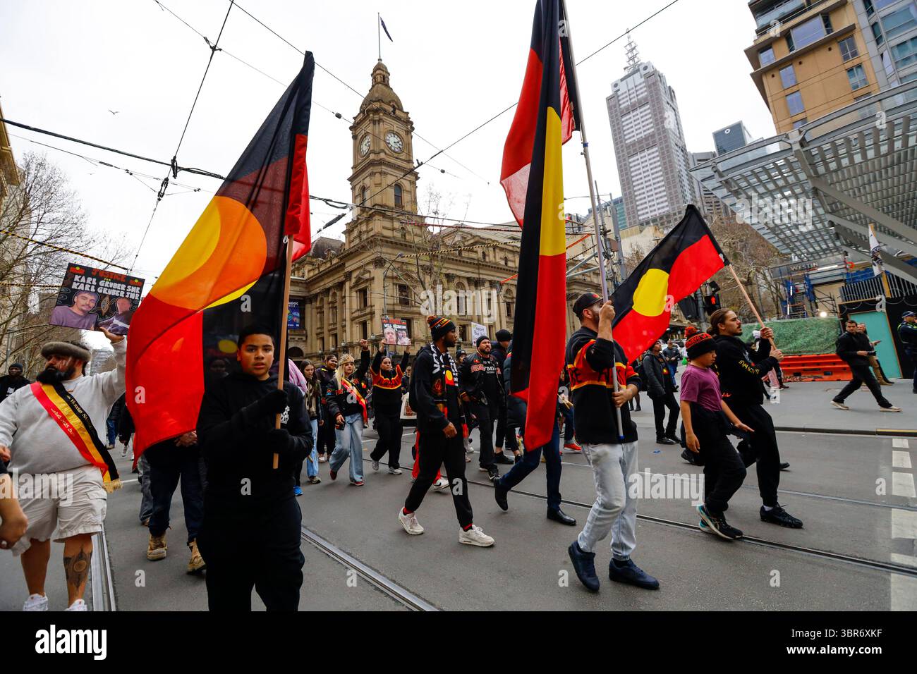 Menschen, die Flaggen halten, nehmen am jährlichen viktorianischen NAIDOC-marsch Teil. Der NAIDOC March (National Aborigines and Islanders Day Observance Committee) von 2025 versammelte Gemeinschaften und Verbündete der ersten Nationen, um die Kultur der Aborigines und der Torres Strait Islander zu feiern, sich für Gerechtigkeit einzusetzen und den anhaltenden Kampf für indigene Rechte und Souveränität zu ehren. Die jährliche Veranstaltung umfasste Vorträge, Aufführungen und einen märz, in dem das diesjährige Thema Resilienz und Selbstbestimmung hervorgehoben wurde. Die NAIDOC-Woche hat ihre Wurzeln im Tag der Trauer 1938, einer der ersten großen Bürgerrechtsversammlungen Stockfoto