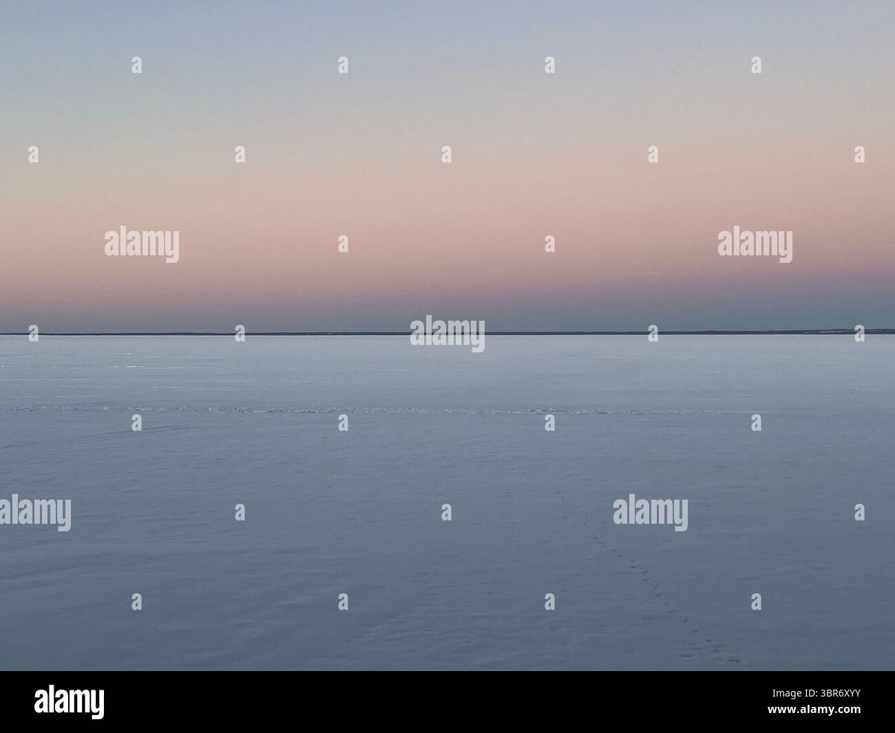 Der wunderschöne Pastellhimmel trifft bei Dämmerung oder Sonnenaufgang auf eine ruhige, reflektierende Wasseroberfläche. - Smartphone-aufgenommenes Stockfoto