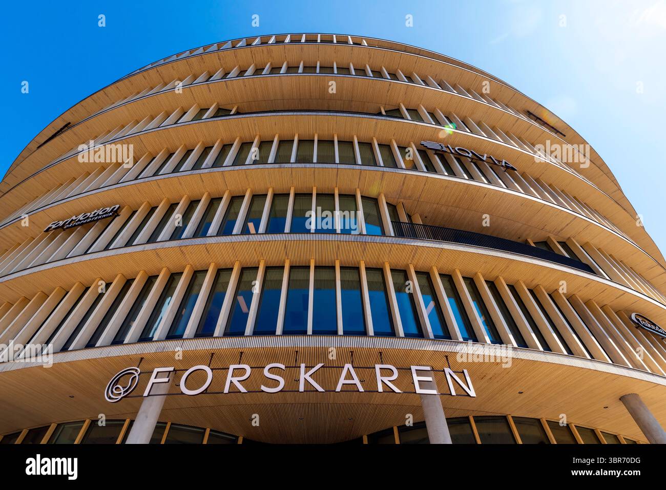 Das kreisförmige Life-Science-Gebäude Forskaren in Hagastaden in Stockholm, Schweden. Es wurde als Best Office Building 2024 und Stockholm Building of the ausgezeichnet Stockfoto