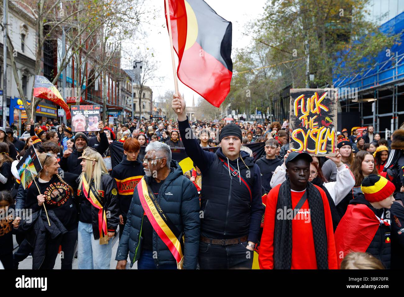 Menschen, die Flaggen halten, nehmen am jährlichen viktorianischen NAIDOC-marsch Teil. Der NAIDOC March (National Aborigines and Islanders Day Observance Committee) von 2025 versammelte Gemeinschaften und Verbündete der ersten Nationen, um die Kultur der Aborigines und der Torres Strait Islander zu feiern, sich für Gerechtigkeit einzusetzen und den anhaltenden Kampf für indigene Rechte und Souveränität zu ehren. Die jährliche Veranstaltung umfasste Vorträge, Aufführungen und einen märz, in dem das diesjährige Thema Resilienz und Selbstbestimmung hervorgehoben wurde. Die NAIDOC-Woche hat ihre Wurzeln im Tag der Trauer 1938, einer der ersten großen Bürgerrechtsversammlungen Stockfoto