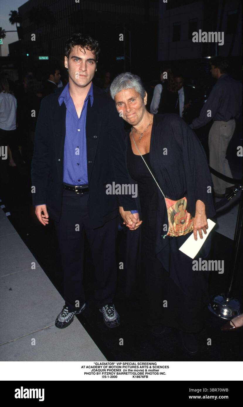 Januar 2011 - VIP-SONDERVORFÜHRUNG „GLADIATOR“. AN DER ACADEMY OF MOTION PICTURES ARTS & SCIENCES. JOAQUIN PHOENIX (im Film) und Mutter. FITZROY BARRETT/5-1-2000 K18676FB (Abbildung: © Fitzroy Berrett/ZUMA Wire) Stockfoto
