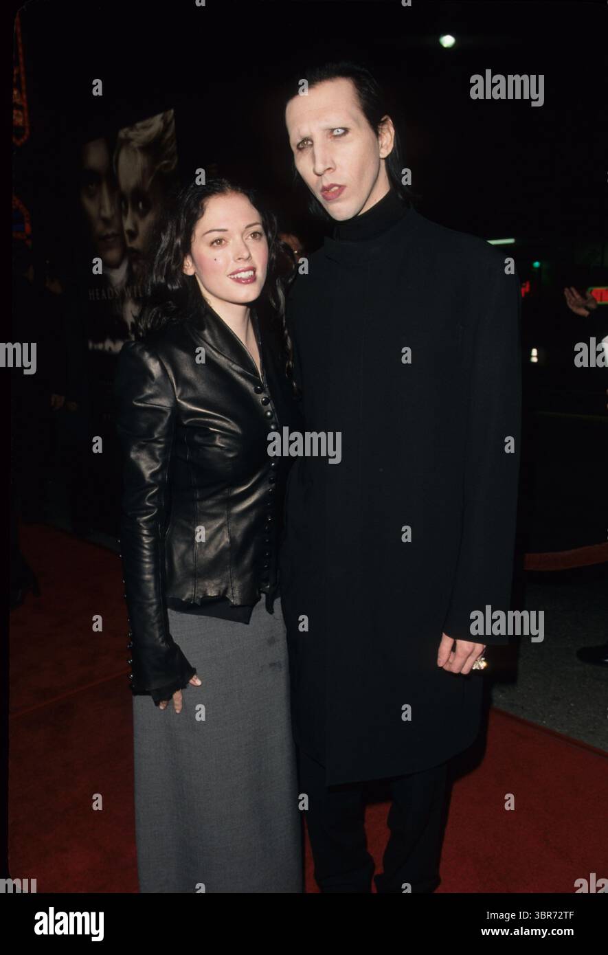 ROSE MCGOWAN mit Marilyn Manson. Sleepy Hollow Premiere im Mann's Chinese Theater Los Angeles 1999.k17233fb. (Bild: © Fitzroy Berrett/ZUMA Wire) Stockfoto