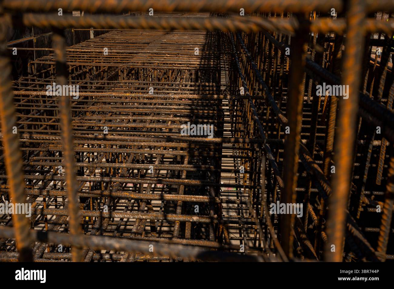 Innenansicht eines komplexen Stahlbewehrungskäfigs. Stockfoto