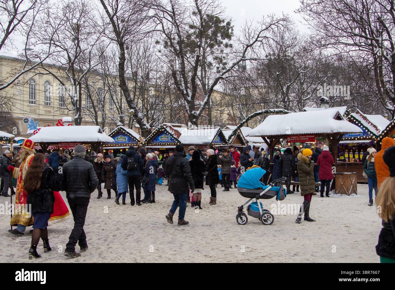 7.01.2019 Ukraine Lemberg, die Leute entspannen sich auf dem Weihnachtsmarkt auf dem Platz Stockfoto