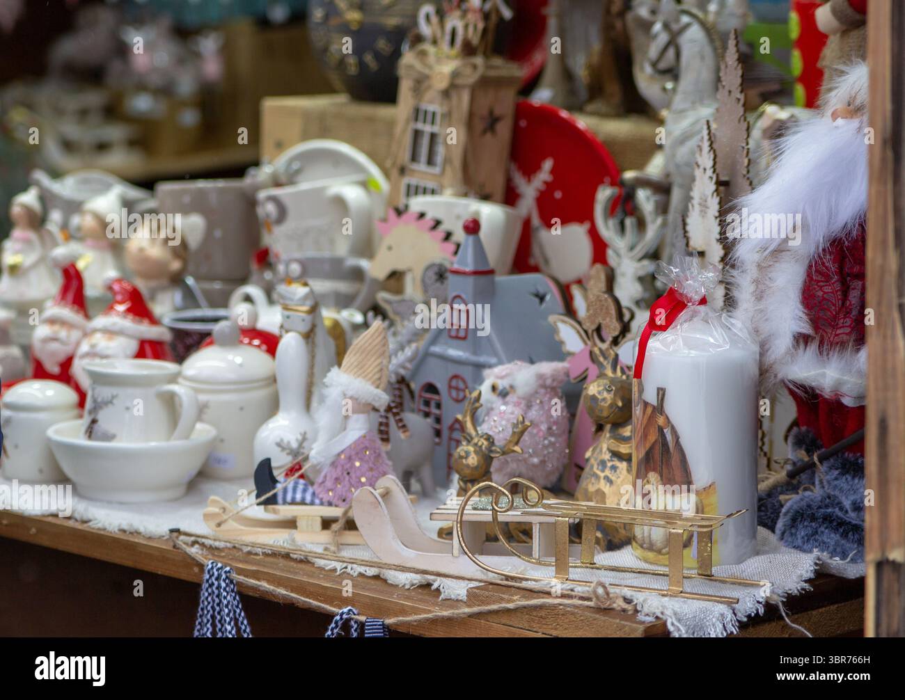Verkauft Weihnachtsgeschenke für Touristen an der Theke Stockfoto