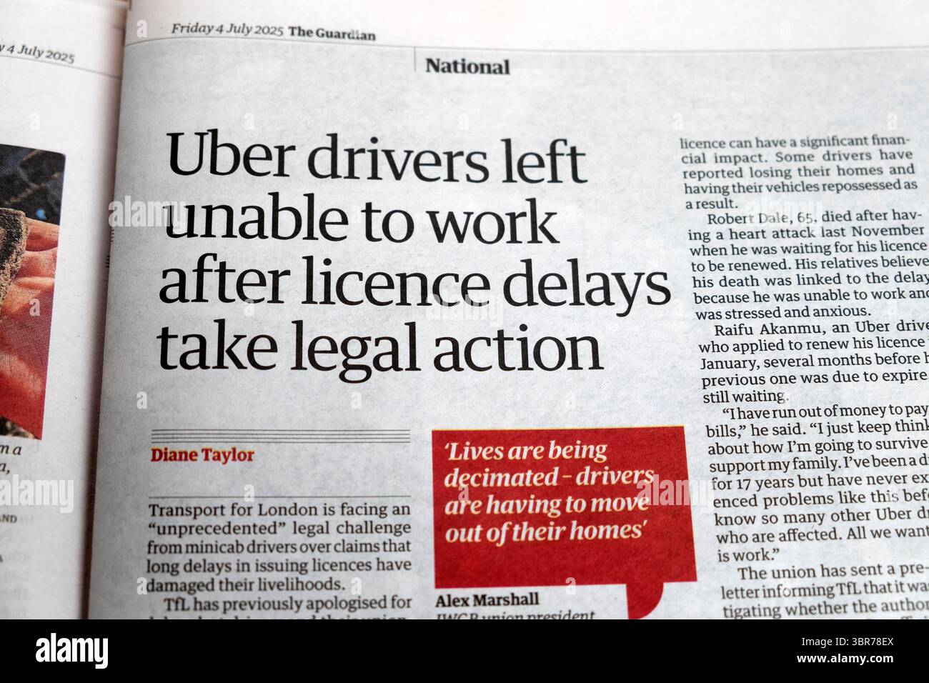 „Uber Fahrer, die nach Lizenzverzögerungen nicht arbeiten können, ergreifen rechtliche Schritte“ Guardian Zeitung Headline psychische Gesundheit Lebensunterhalt Auswirkungen 4 Juli 2025 Großbritannien Stockfoto