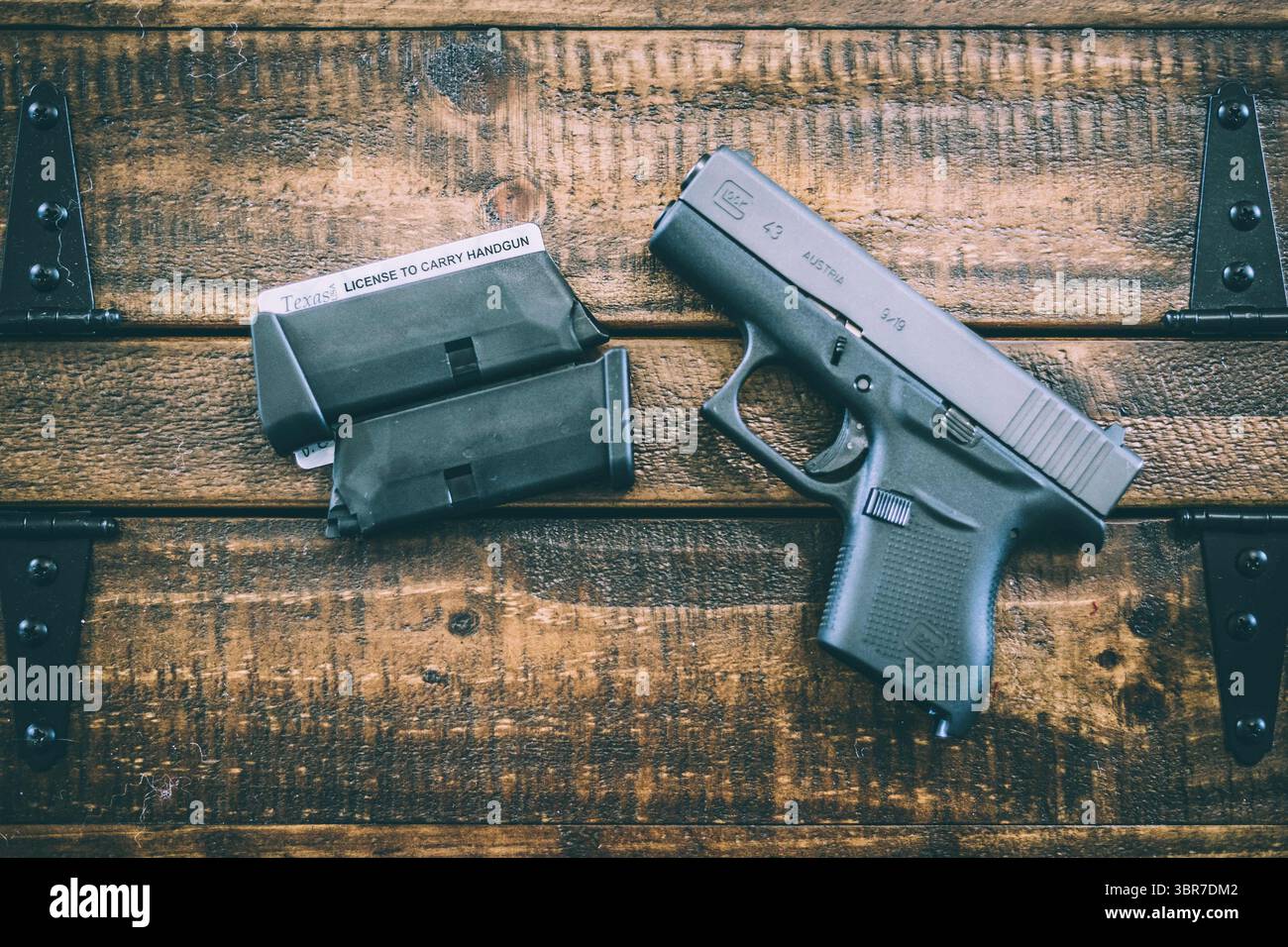 8. August 2020: Der Kauf von Waffen und Munition wird aufgrund der starken Nachfrage- und Angebotsprobleme während der COVID-19-Pandemie schwieriger. Soziale Unruhen sind auch ein Faktor, der den Mangel an Waffen und Munition verursacht, verbunden mit der Zunahme der Verdeckte Transportanwendungen. Prentice C. James/CSM(Credit Image: &Copy; Prentice C. James/CSM via ZUMA Wire) Stockfoto 8. August 2020: Der Kauf von Waffen und Munition wird aufgrund der starken Nachfrage- und Angebotsprobleme während der COVID-19-Pandemie schwieriger. Soziale Unruhen sind auch ein Faktor, der den Mangel an Waffen und Munition verursacht, verbunden mit der Zunahme der Verdeckte Transportanwendungen. Prentice C. James/CSM(Credit Image: &Copy; Prentice C. James/CSM via ZUMA Wire) Stockfoto