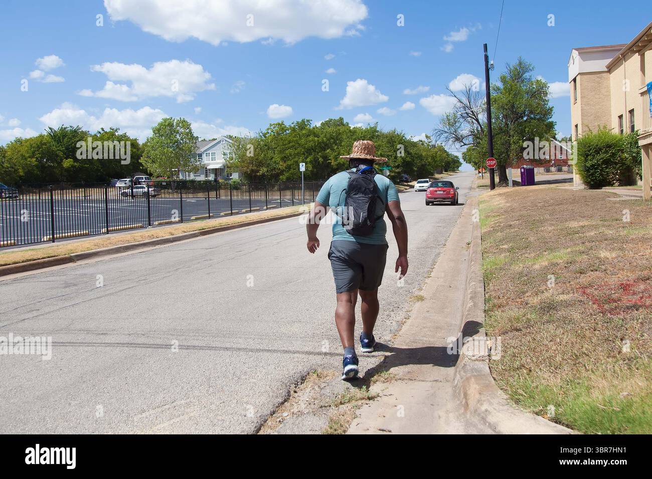August 2020, ft Worth, TX, USA: 9. August, 2020: Leon Reed jr. macht sich von seiner Kirche auf einen 200 km langen Spaziergang von ft Worth nach Austin, Texas, auf, um einen Brief zu überbringen und seine Gedanken zur Polizeireform mit Gouverneur Greg Abbott zu besprechen. Da er nicht sicher ist, wann er kommt, hat er noch kein Treffen mit Gouverneur Abbott vereinbart und hofft, dass der Gouverneur ihn sehen wird. Leon ist seit 16 Jahren Strafverteidiger in ft Worth und hofft, dass seine Ideen Veränderungen bewirken werden. Der Name seines Walks heißt Walk for Reform. (Bild: © Leslie Spurlock/ZUMA Wire) Stockfoto