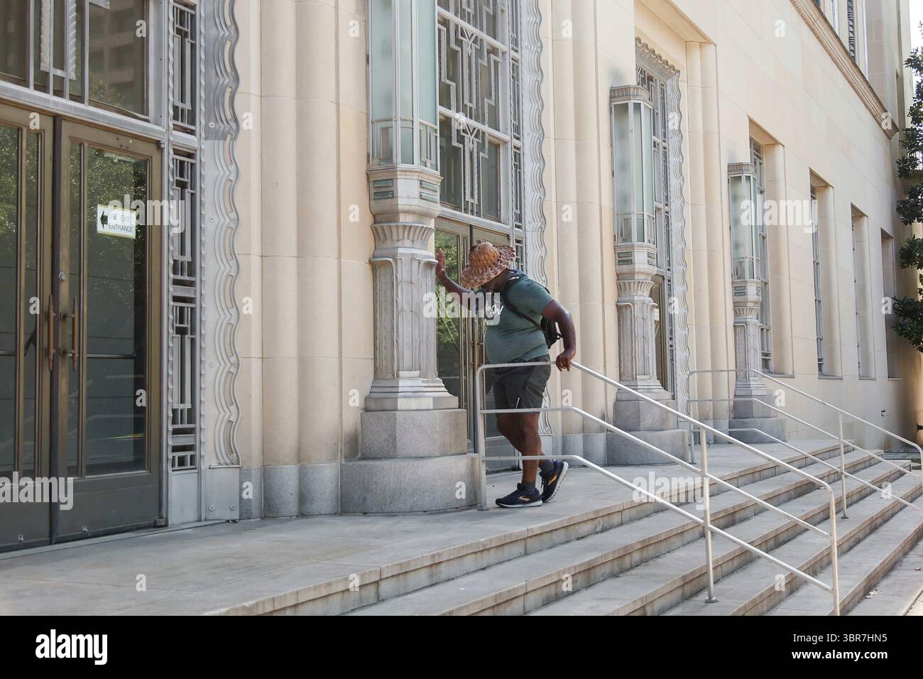 August 2020, ft Worth, TX, USA: 9. August, 2020: Leon Reed, Jr., kommt ins Bundesgericht, wo er viele Stunden als Strafverteidiger verbrachte. Dies ist der erste Halt seines 200 km langen Spaziergangs von ft Worth nach Austin, Texas, um einen Brief zu überbringen und seine Gedanken zur Polizeireform mit Gouverneur Greg Abbott zu besprechen. Da er nicht sicher ist, wann er kommt, hat er noch kein Treffen mit Gouverneur Abbott vereinbart und hofft, dass der Gouverneur ihn sehen wird. Leon ist seit 16 Jahren Strafverteidiger in ft Worth und hofft, dass seine Ideen Veränderungen bewirken werden. Der Name seines Walks heißt Walk für R Stockfoto