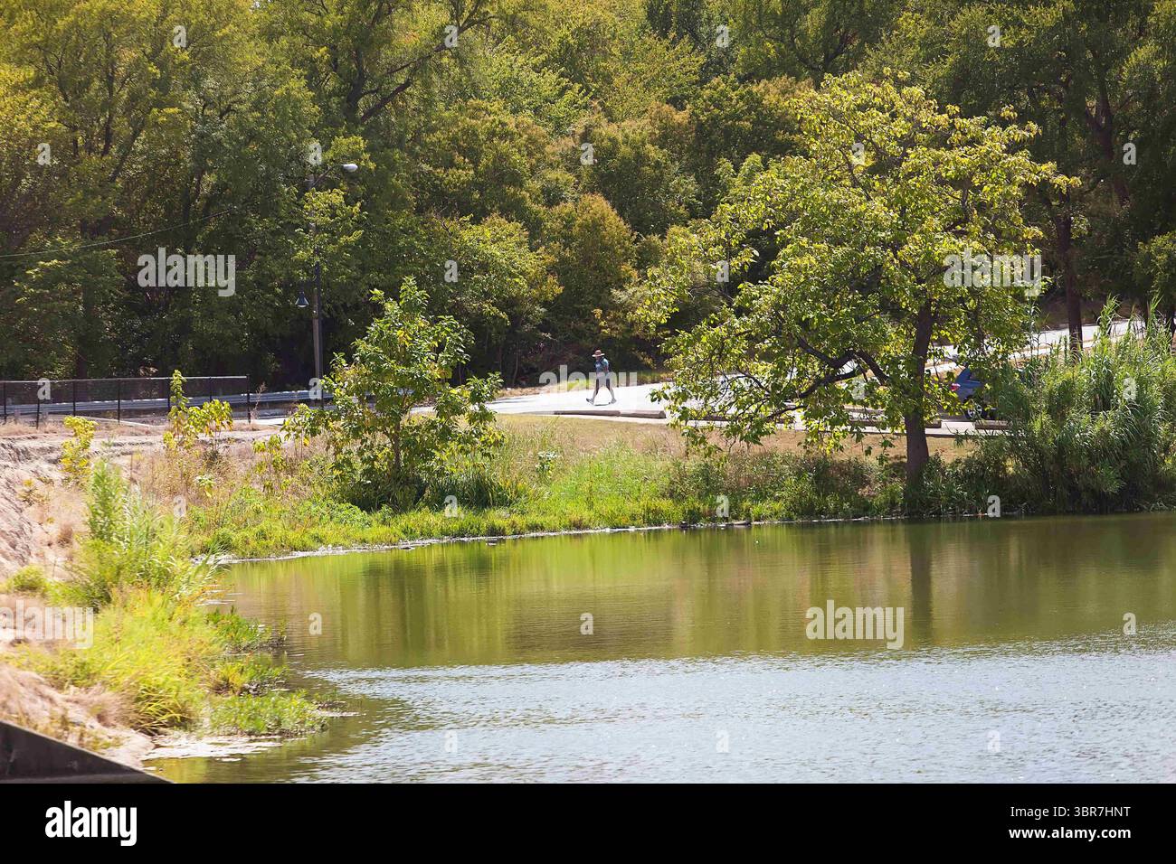 August 2020, ft Worth, TX, USA: 9. August, 2020: Leon Reed Jr. beginnt den ersten Teil seines 200 km langen Spaziergangs von ft Worth nach Austin, Texas, um einen Brief zu überbringen und seine Gedanken zur Polizeireform mit Gouverneur Greg Abbott zu besprechen. Da er nicht sicher ist, wann er kommt, hat er noch kein Treffen mit Gouverneur Abbott vereinbart und hofft, dass der Gouverneur ihn sehen wird. Leon ist seit 16 Jahren Strafverteidiger in ft Worth und hofft, dass seine Ideen Veränderungen bewirken werden. Der Name seines Walks heißt Walk for Reform. (Bild: © Leslie Spurlock/ZUMA Wire) Stockfoto