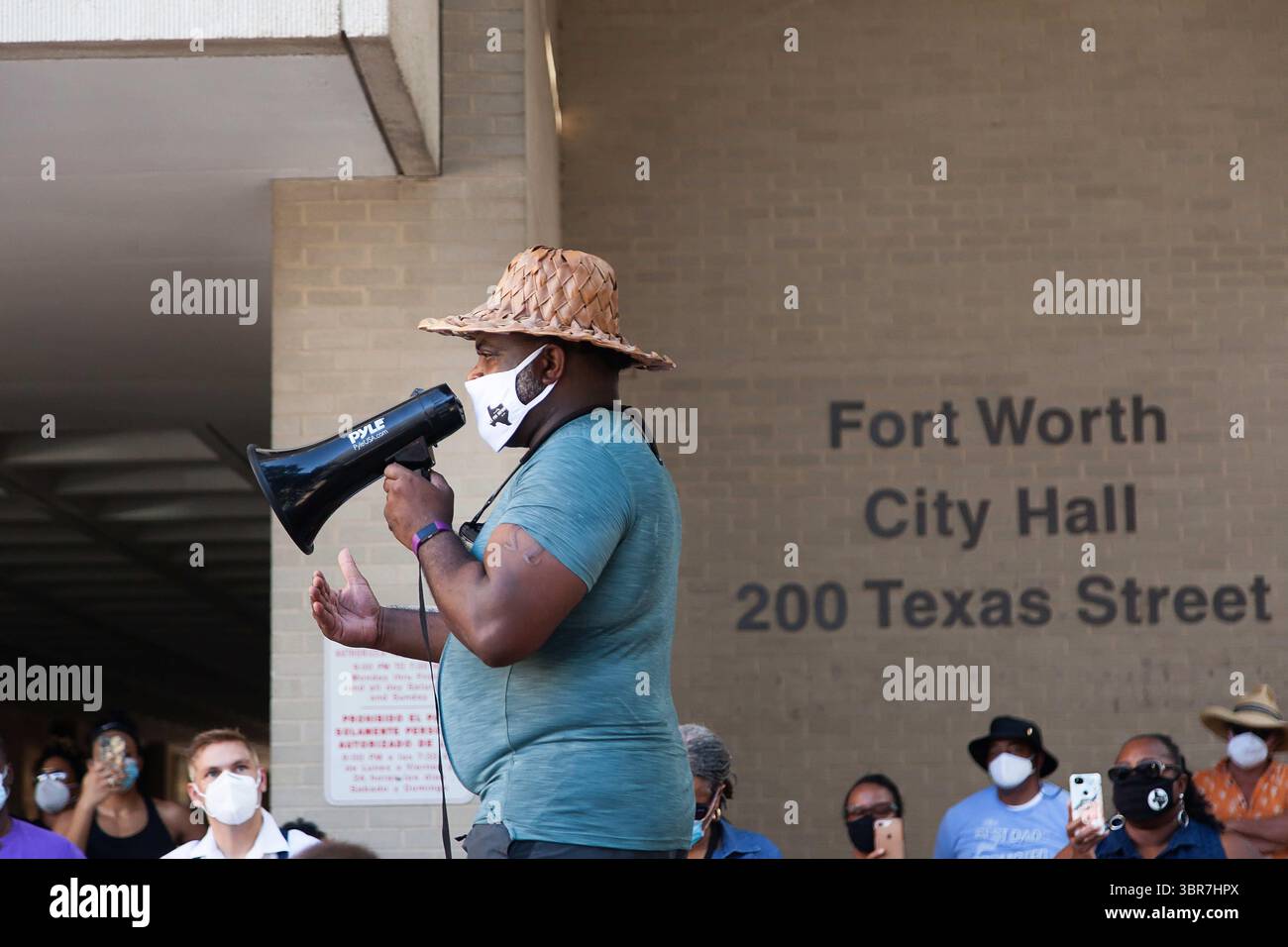 August 2020, ft Worth, TX, USA: 9. August, 2020: Leon Reed Jr. kommt im Rathaus an, wo er offiziell den Walk for Reform startet. Er lädt alle, die dies tun möchten, ein, mit ihm zu seinem nächsten Halt zu gehen, dem Atatiana Jefferson Wandgemälde. Heute ist der erste Abschnitt eines 200 km langen Spaziergangs von ft Worth nach Austin, Texas, um einen Brief zu überbringen und seine Gedanken zur Polizeireform mit Gouverneur Greg Abbott zu besprechen. Da er nicht sicher ist, wann er kommt, hat er noch kein Treffen mit Gouverneur Abbott vereinbart und hofft, dass der Gouverneur ihn sehen wird. Leon ist seit 16 Jahren Strafverteidiger in ft Worth Stockfoto