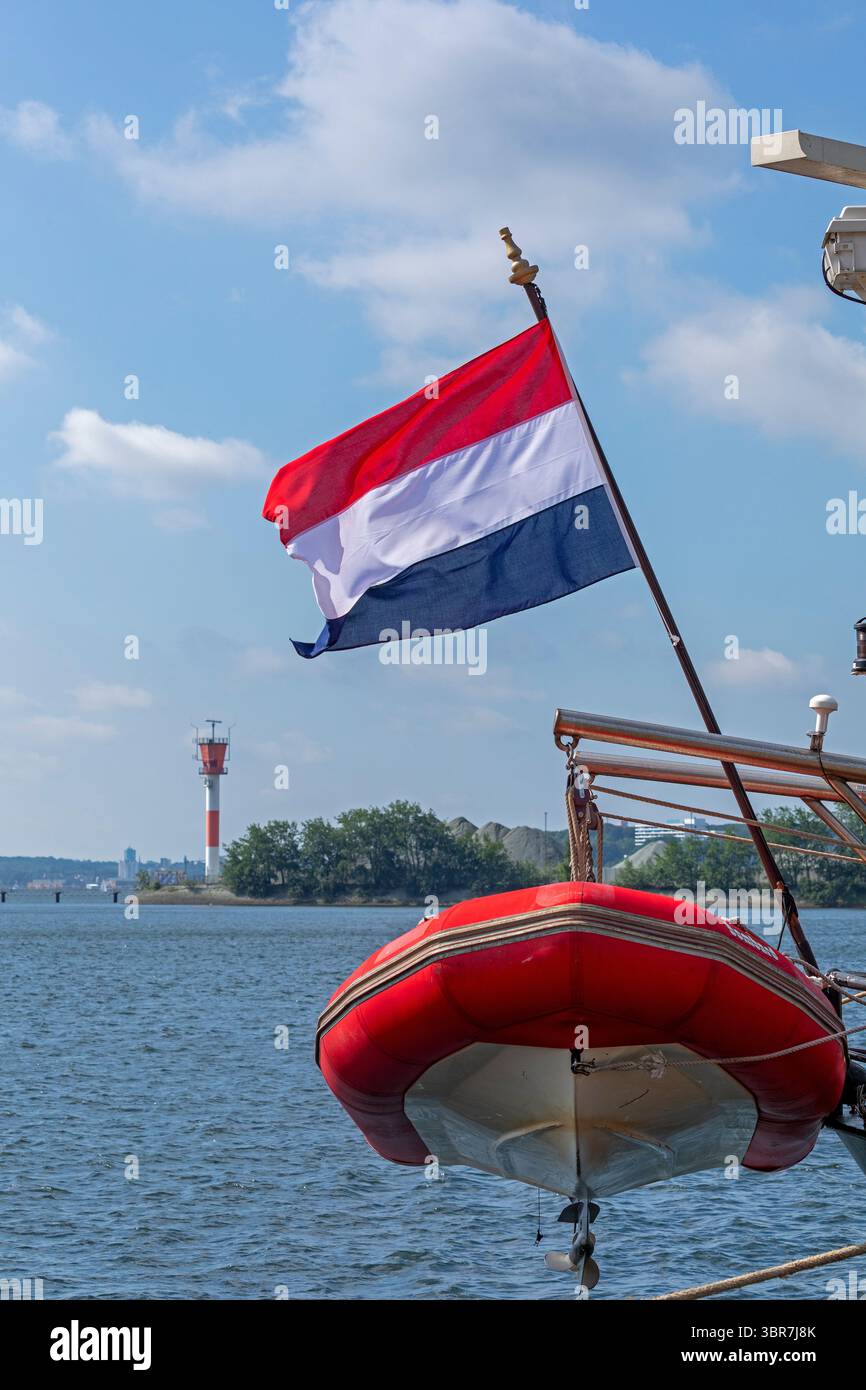 Flagge der Niederlande, Jolle, Segelschiff elegant, Leuchtturm, Kieler Woche, Holtenau, Kiel, Schleswig-Holstein, Deutschland Stockfoto