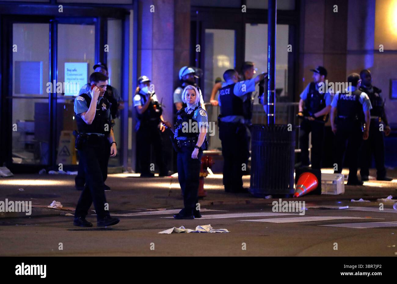10. August 2020, Chicago, Illinois, USA: Die Polizei von Chicago versammelt sich in Wabash und Grand Avenues, nachdem es früh am Morgen zu Plünderungen in der Gold Coast-Gegend der Stadt kam. Hunderte von Menschen fegten am frühen Montag durch die Magnificent Mile und andere Teile der Innenstadt von Chicago, zerschlugen Fenster, plünderten Geschäfte. Mindestens 13 Polizisten wurden verletzt, 2 Personen erschossen und mehr als 100 verhaftet. (Bild: © Jose M. Osorio/TNS via ZUMA Wire) Stockfoto