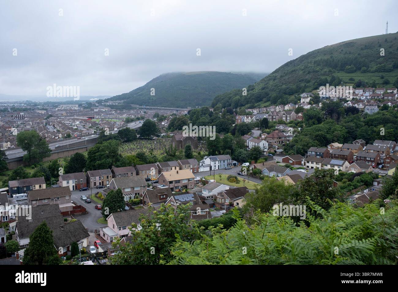 Verkehr im Stadtzentrum entlang der Oystermouth Road am 27. Juni 2025 in Swansea, Wales, Vereinigtes Königreich. Das Stadtzentrum ist zwar nach wie vor ein Einkaufszentrum für Swansea, hat aber im Vergleich zu anderen Städten eine geringe Beschäftigung, was dazu führt, dass weniger Geld ausgegeben wird und der langsame Rückgang der Einkaufsmöglichkeiten und des wirtschaftlichen Wohlstands in der Region noch verstärkt wird. Stockfoto