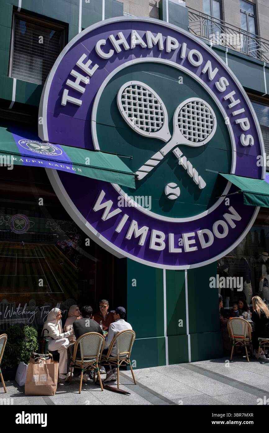 Ralph Lauren Store, der am 7. Juli 2025 in London, Großbritannien, mit seinem jährlichen Außendesign der Wimbledon Tennis Championship in der Bond Street in der exklusiven Gegend von Mayfair geschmückt ist. Traditionell wohlhabende Teile von West London haben sich zu wohlhabenden Spielplätzen der Superreichen entwickelt, mit Zustrom von Überseegeldern, insbesondere aus dem Nahen Osten, Russland und China. Laut neuerer Forschung ist die britische Hauptstadt die Heimat von mehr Menschen mit hohem Nettovermögen und ultrahohem Nettovermögen UHNW als jede andere Stadt der Welt. Stockfoto