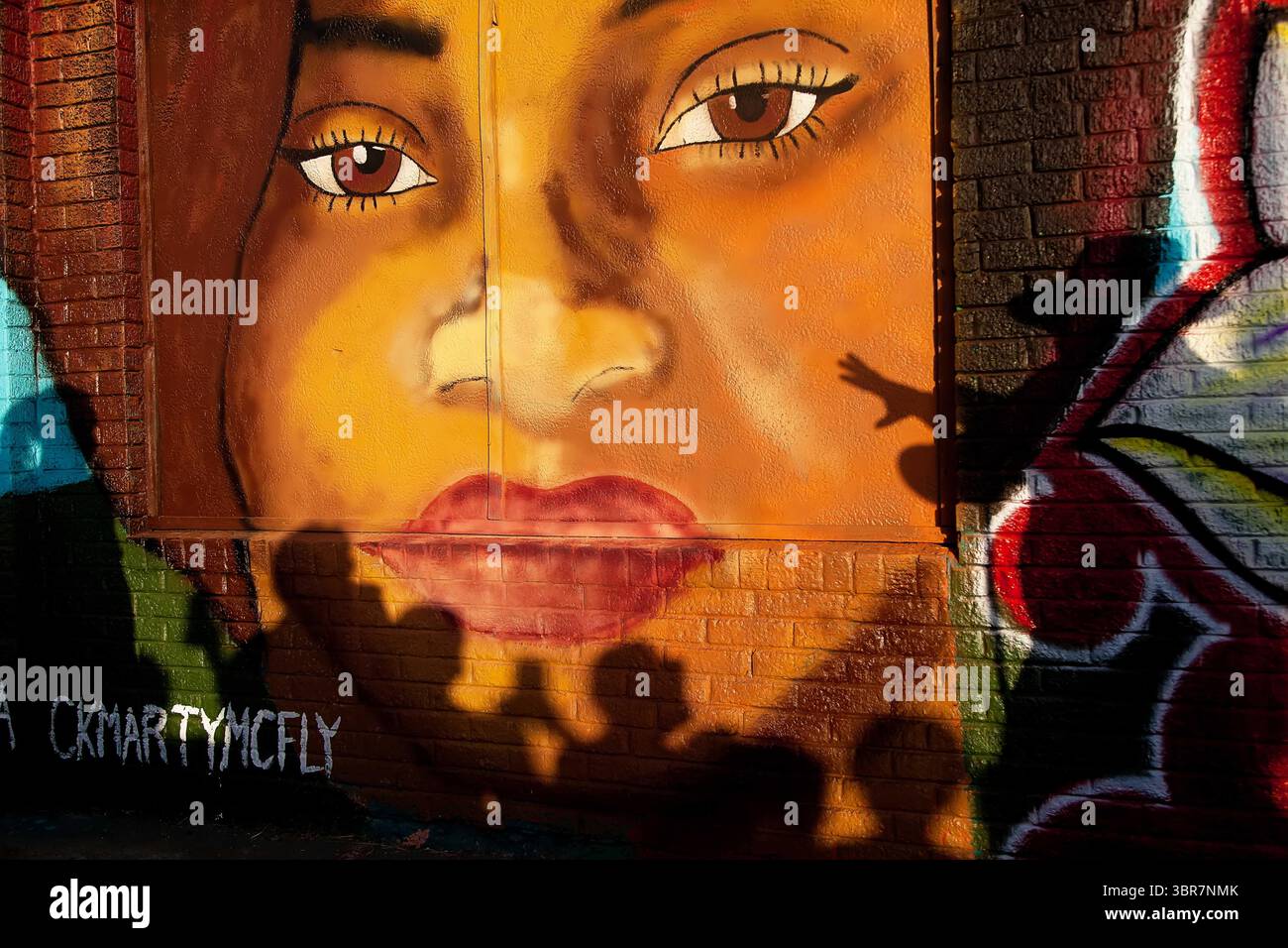 August 2020, ft Worth, TX, USA: 9. August, 2020: Leon Reed, Jr., kommt zum Atatiana Jefferson Wandgemälde und hält eine Rede. Heute ist die erste Etappe, die Leon 200 km von ft Worth nach Austin, Texas, führt einen Brief und diskutiert seine Gedanken zur Polizeireform mit Gouverneur Greg Abbott. Da er nicht sicher ist, wann er kommt, hat er noch kein Treffen mit Gouverneur Abbott vereinbart und hofft, dass der Gouverneur ihn sehen wird. Leon ist seit 16 Jahren Strafverteidiger in ft Worth und hofft, dass seine Ideen Veränderungen bewirken werden. (Bild: © Leslie Spurlock/ZUMA Wire) Stockfoto