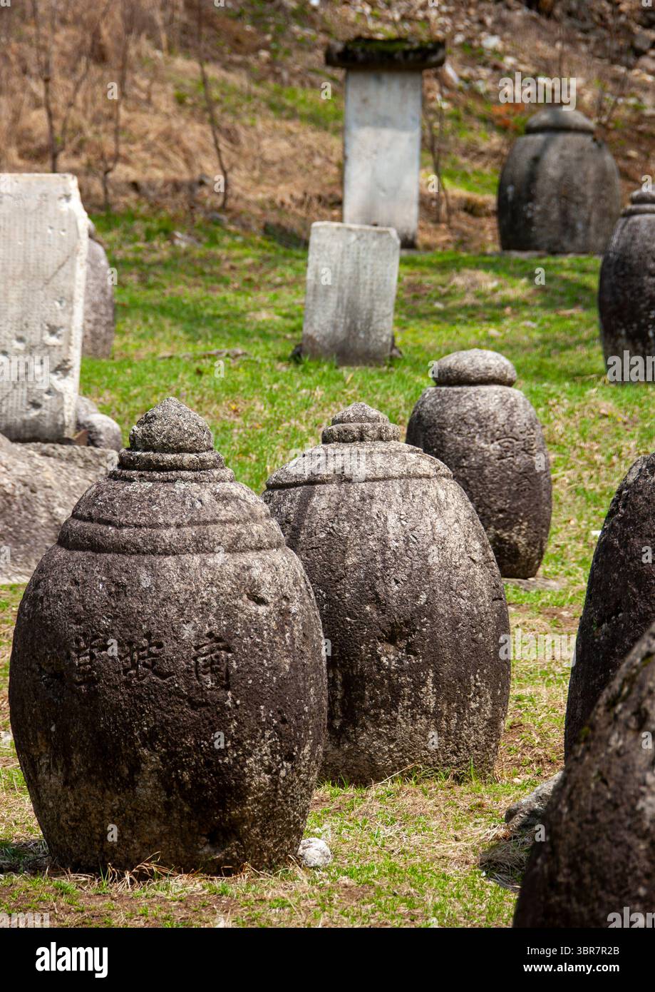 Grabkunst Gläser für die Mönche im Tempel Pohyon Hyangsan Myohyang Grafschaft, Mount, Nordkorea Stockfoto